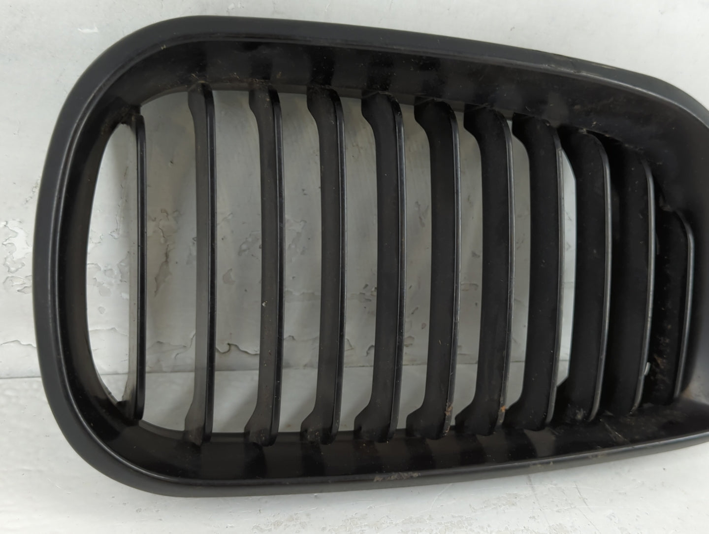 2002-2005 Bmw 325i Front Grille Bumper Not Included - Oemusedautoparts1.com