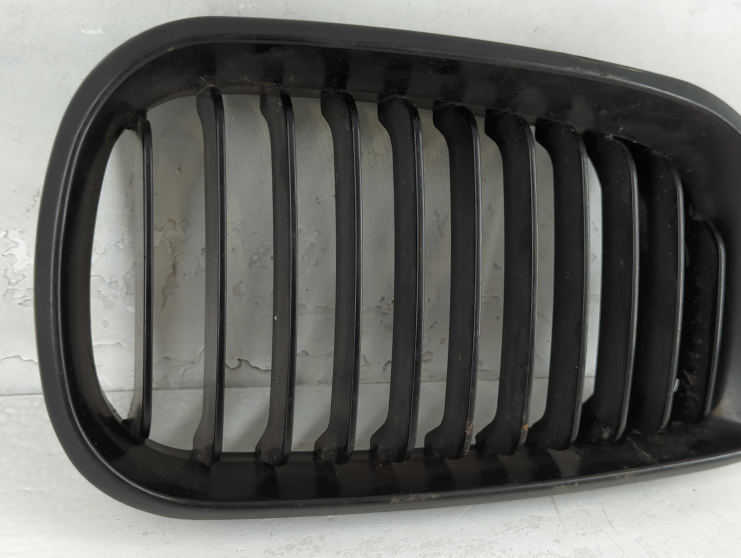 2002-2005 Bmw 325i Front Grille Bumper Not Included - Oemusedautoparts1.com