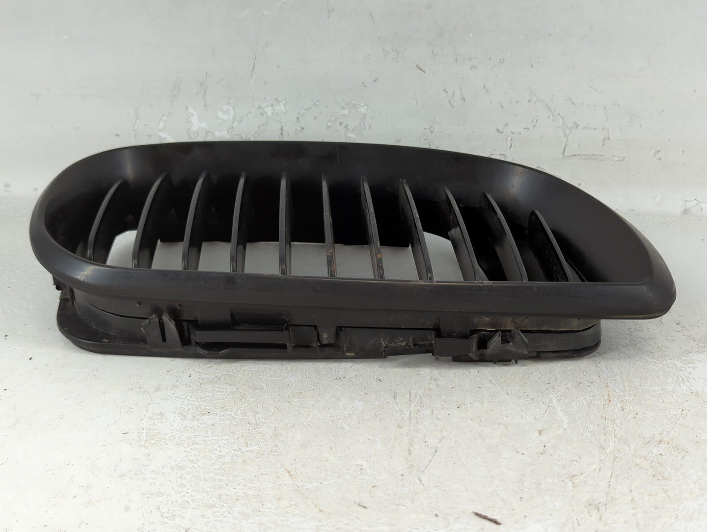 2002-2005 Bmw 325i Front Grille Bumper Not Included - Oemusedautoparts1.com