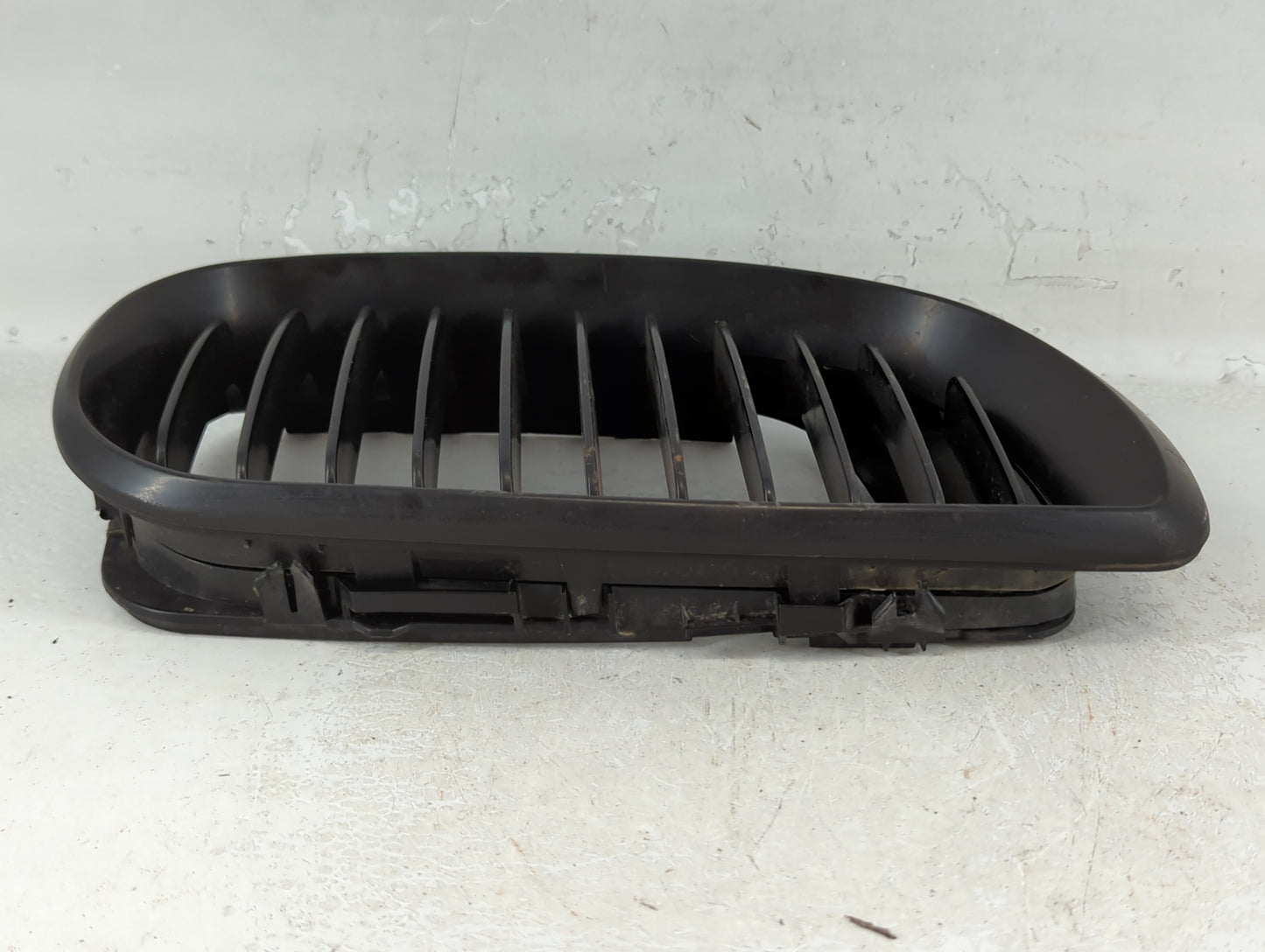 2002-2005 Bmw 325i Front Grille Bumper Not Included - Oemusedautoparts1.com