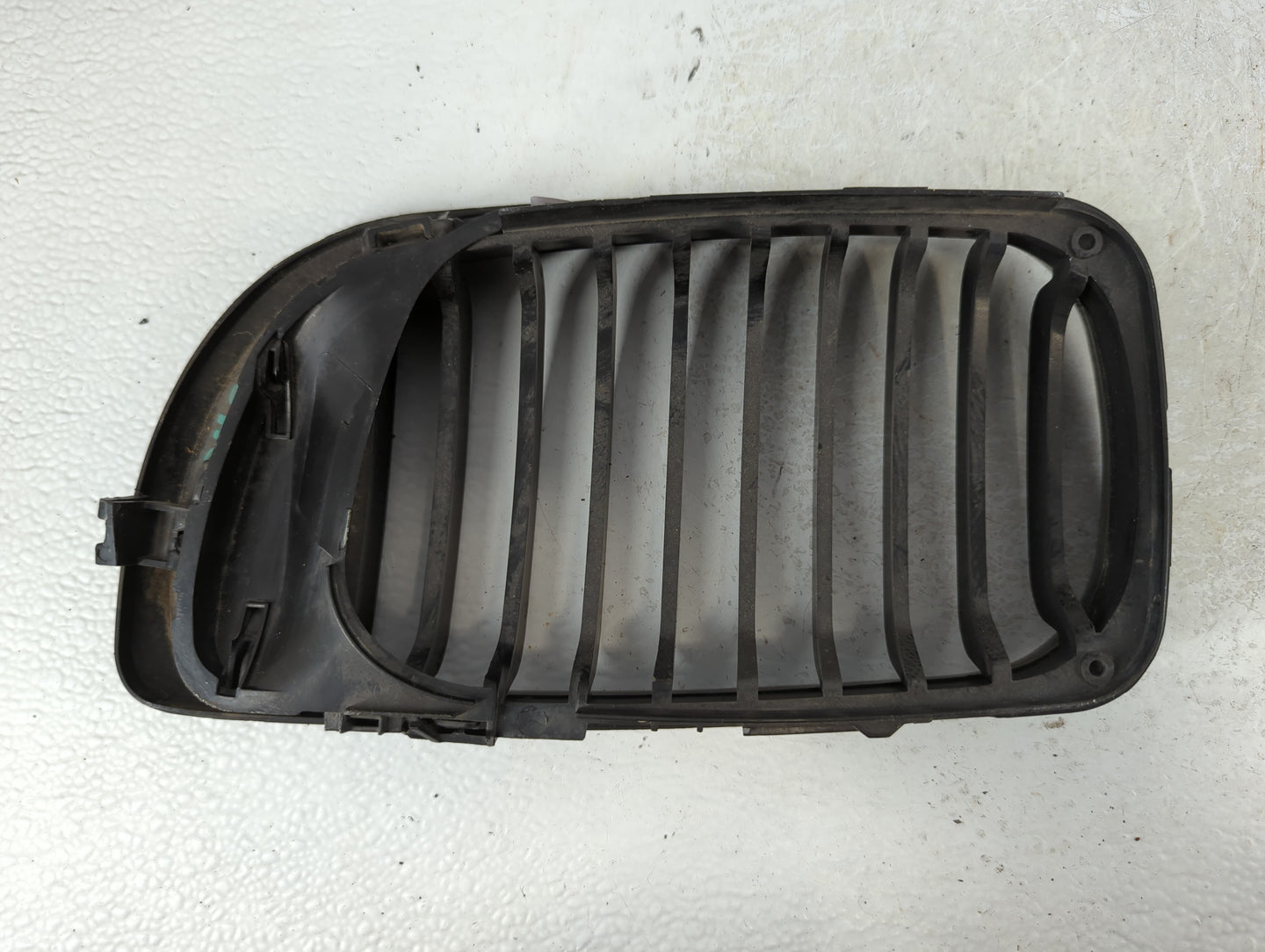 2002-2005 Bmw 325i Front Grille Bumper Not Included - Oemusedautoparts1.com