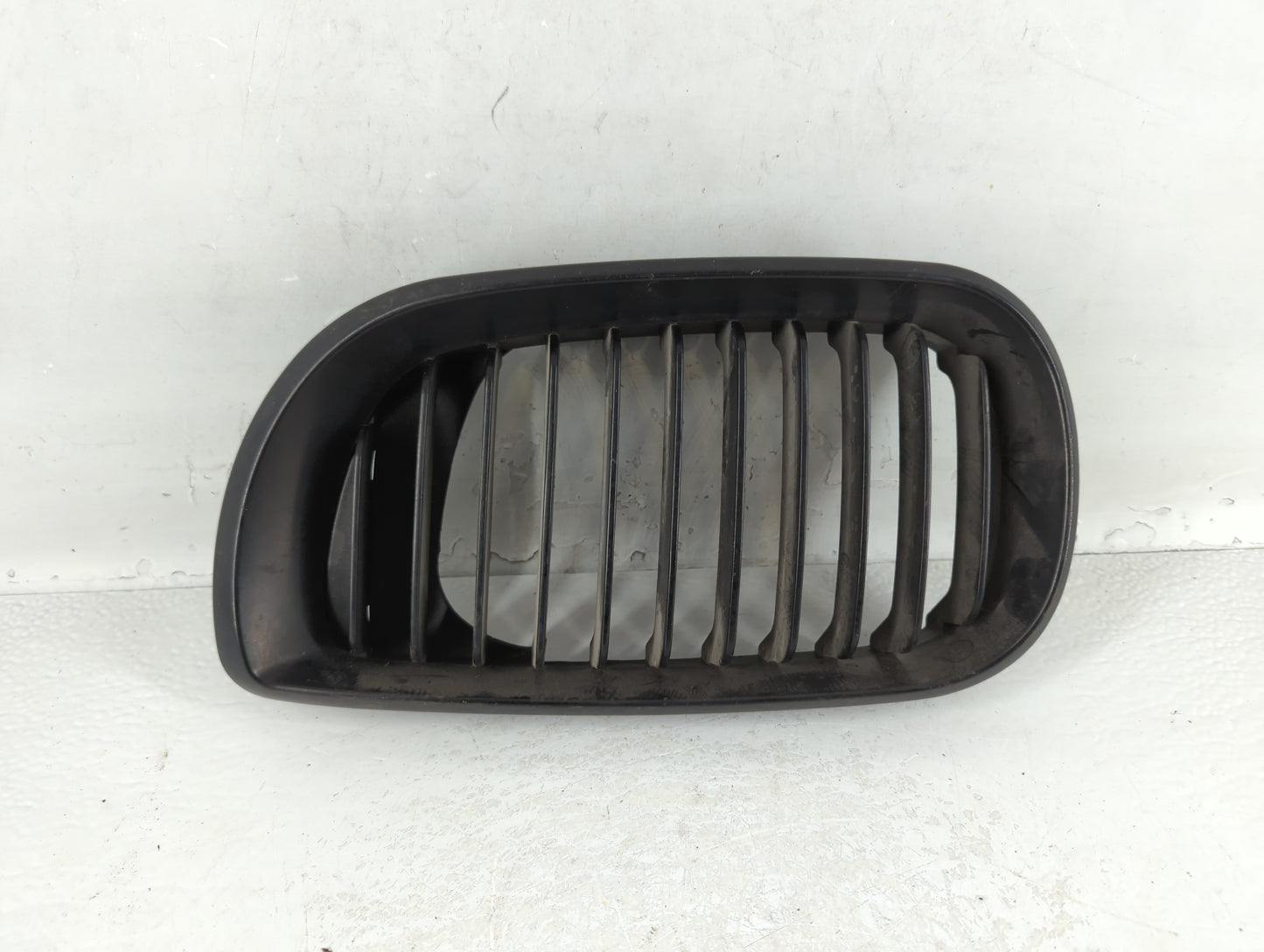 2002-2005 Bmw 325i Front Grille Bumper Not Included - Oemusedautoparts1.com