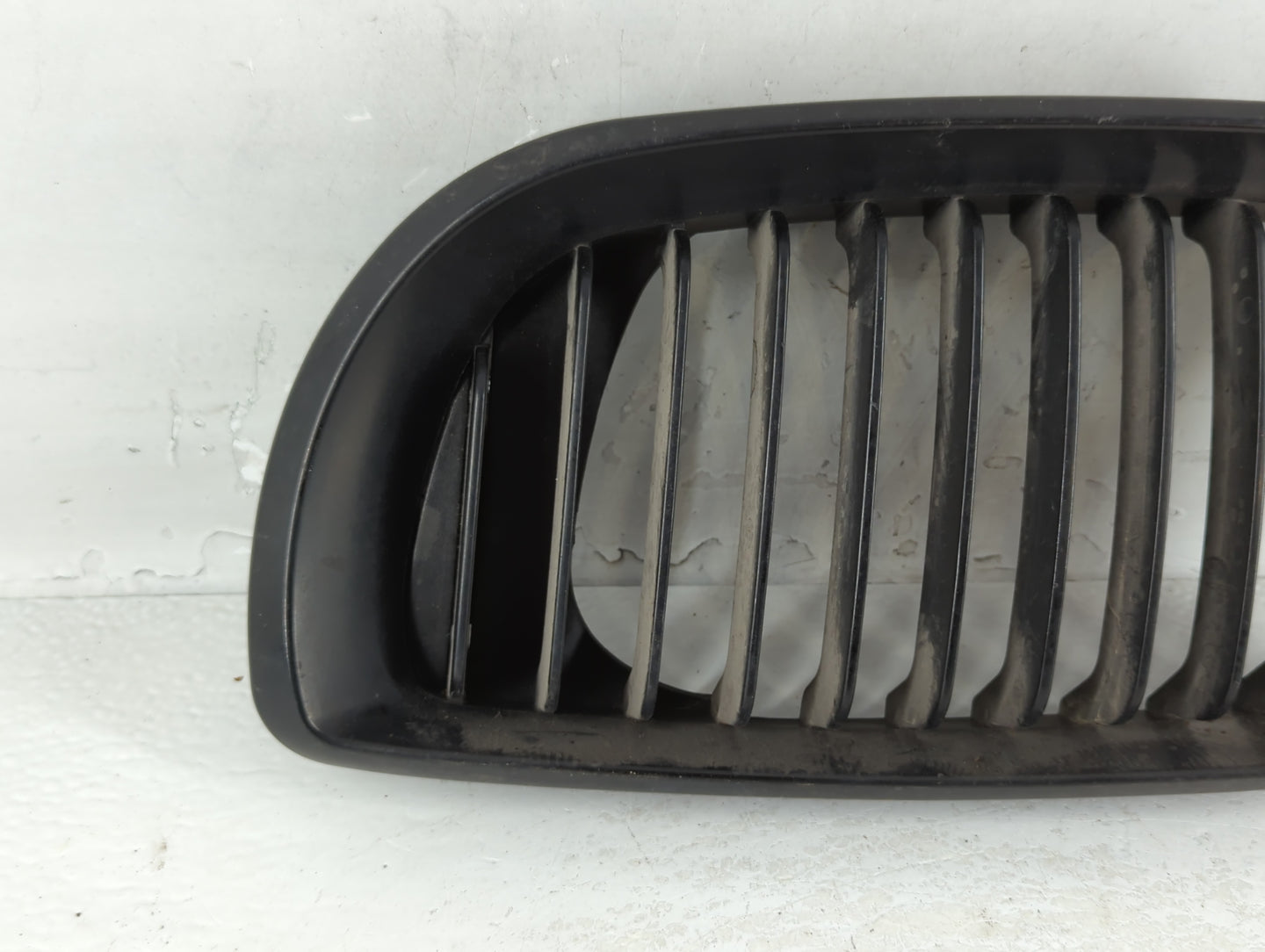 2002-2005 Bmw 325i Front Grille Bumper Not Included - Oemusedautoparts1.com