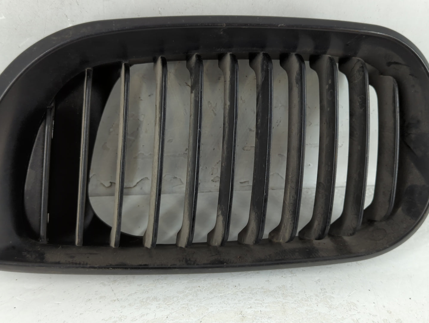 2002-2005 Bmw 325i Front Grille Bumper Not Included - Oemusedautoparts1.com