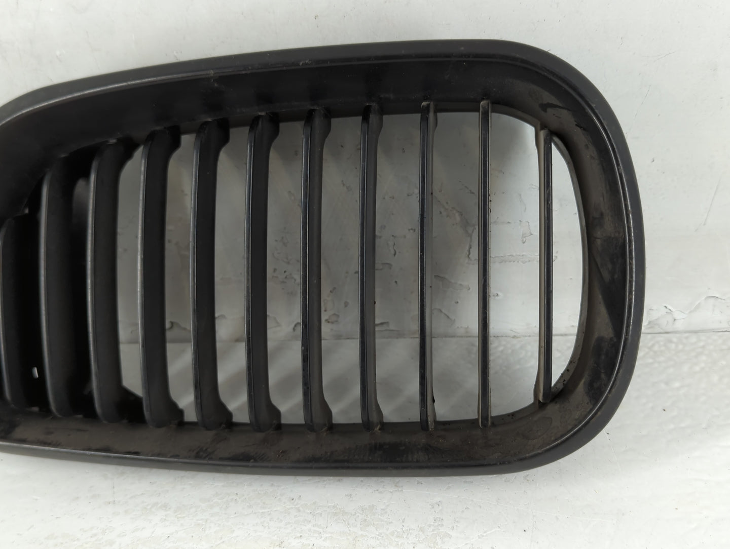 2002-2005 Bmw 325i Front Grille Bumper Not Included - Oemusedautoparts1.com