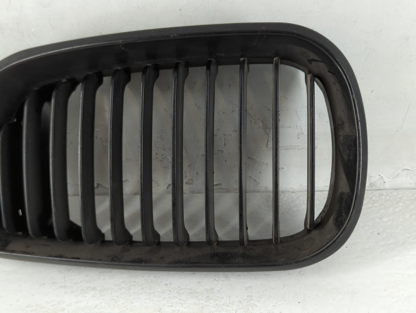 2002-2005 Bmw 325i Front Grille Bumper Not Included - Oemusedautoparts1.com
