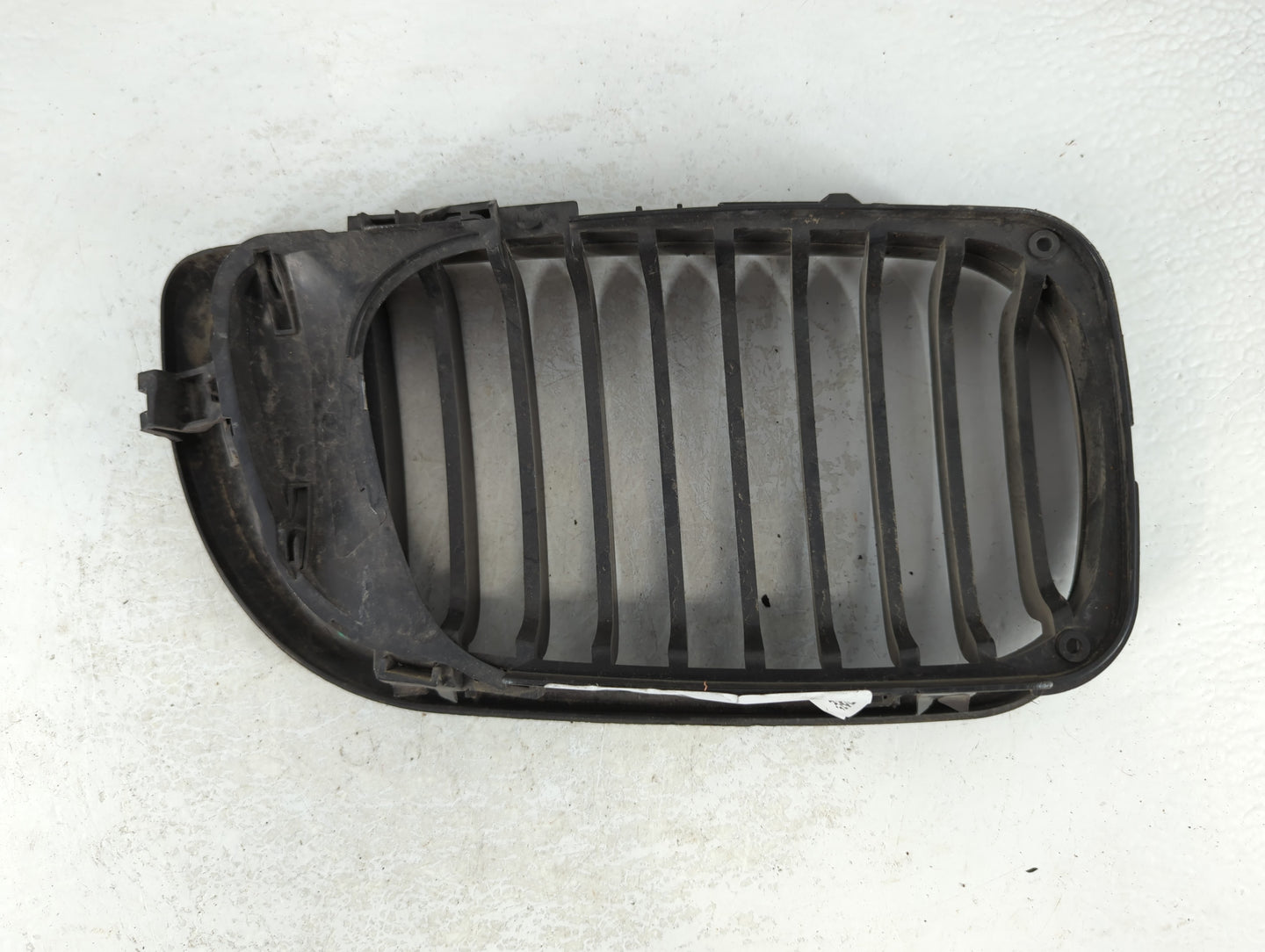 2002-2005 Bmw 325i Front Grille Bumper Not Included - Oemusedautoparts1.com