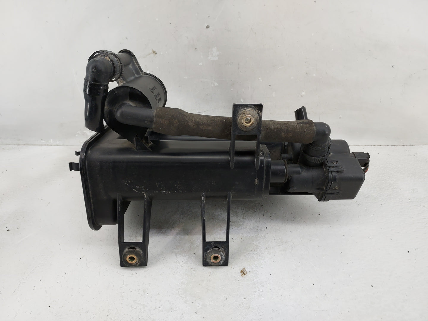 2003 Bmw Z4 Fuel Vapor Charcoal Canister - Oemusedautoparts1.com
