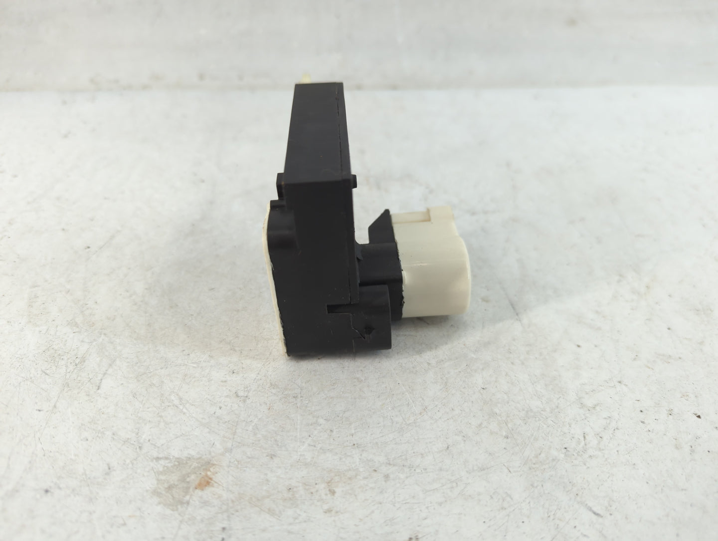 2003 Buick Park Avenue Front Driver Left Lock Actuator Black - Oemusedautoparts1.com