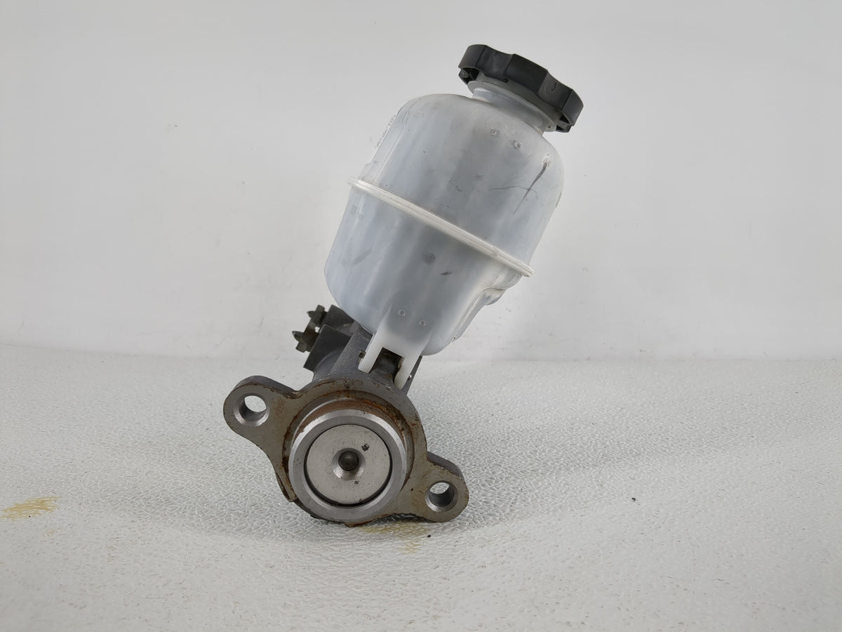 2003-2006 Cadillac Escalade Brake Master Cylinder - Oemusedautoparts1.com