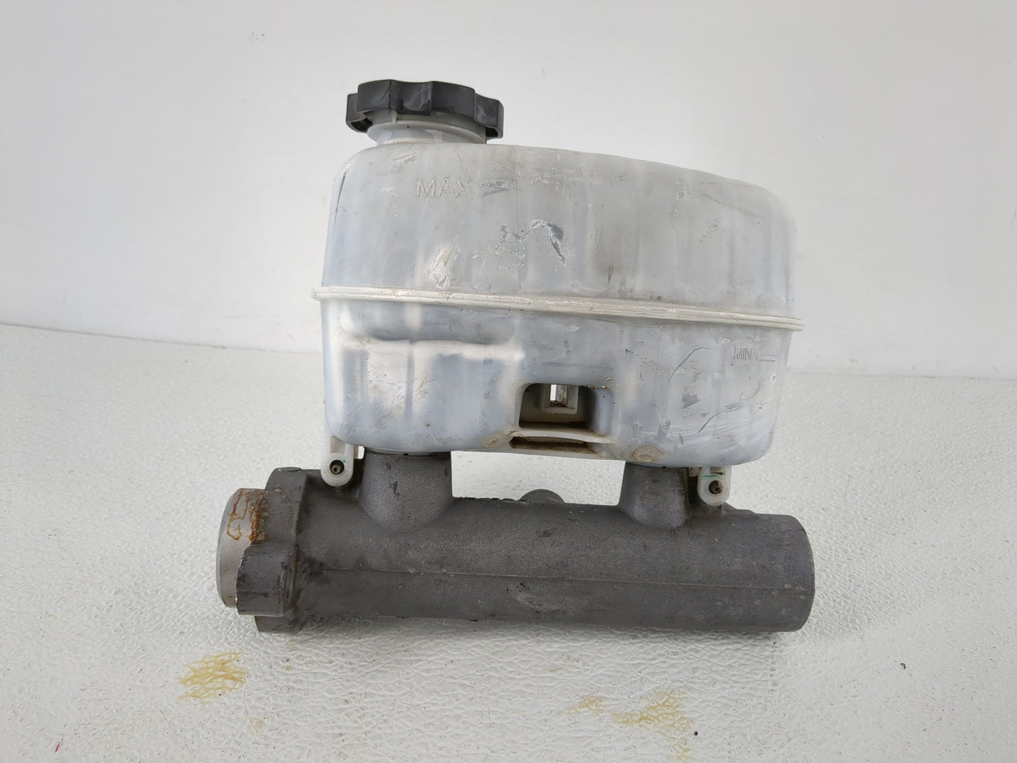 2003-2006 Cadillac Escalade Brake Master Cylinder - Oemusedautoparts1.com