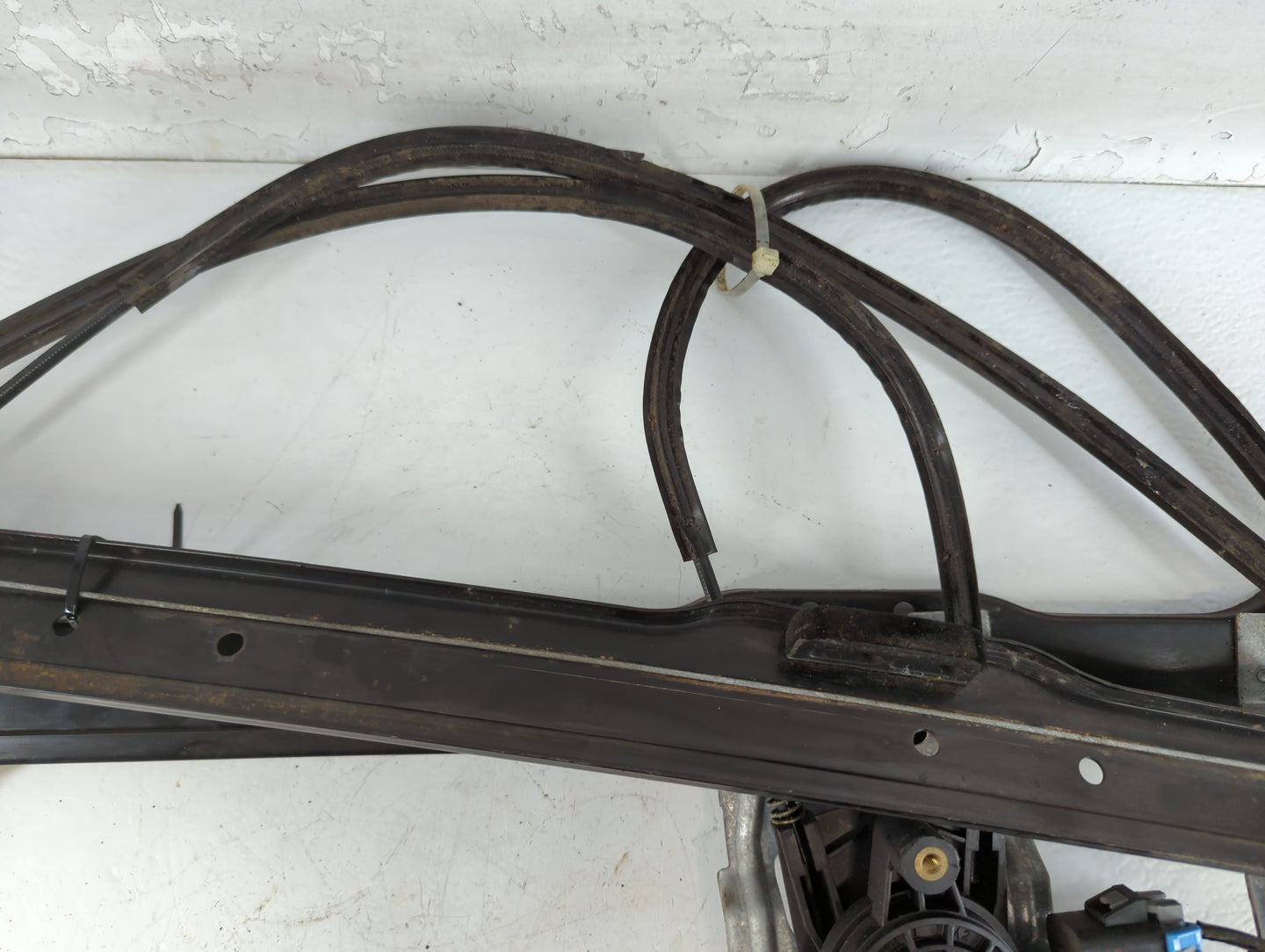 Chevrolet Avalanche Passenger Front Right Power Window Motor - Oemusedautoparts1.com