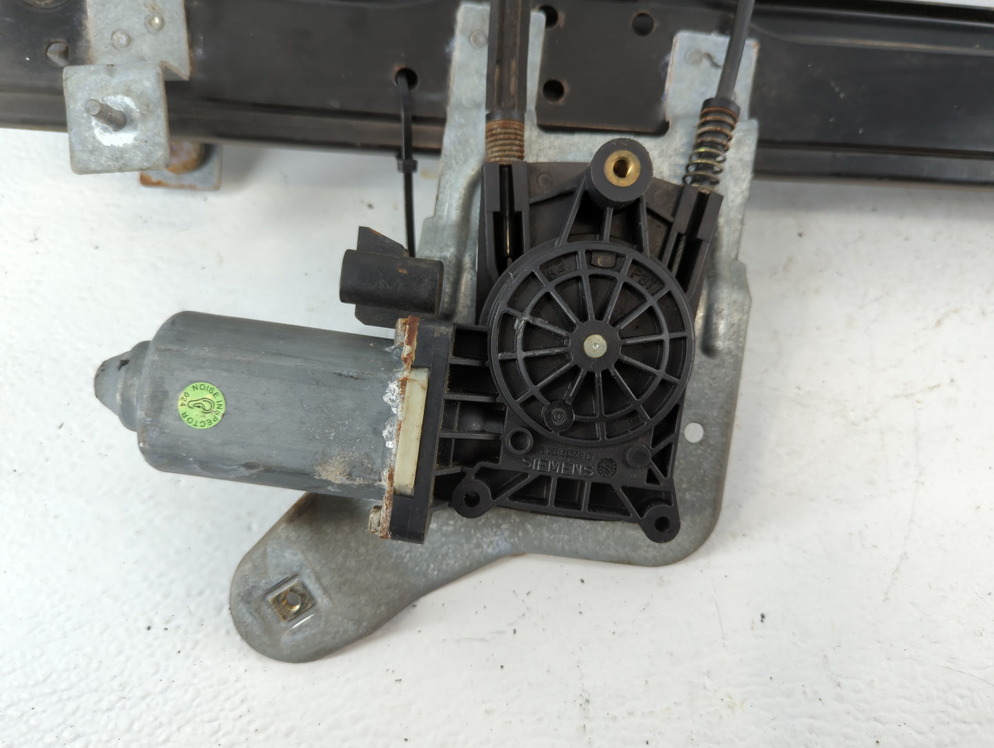 Chevrolet Avalanche Passenger Front Right Power Window Motor - Oemusedautoparts1.com