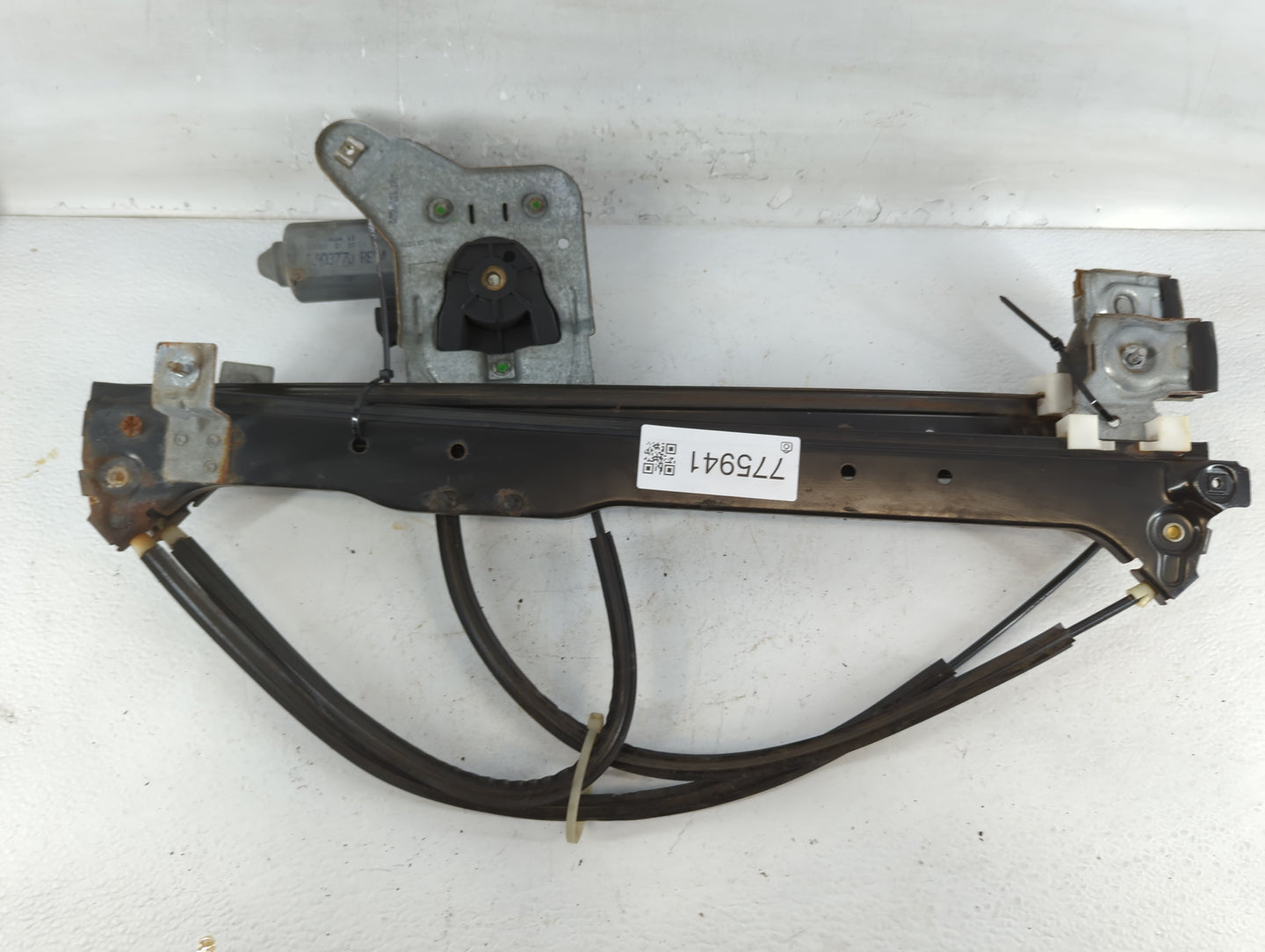 Chevrolet Avalanche Passenger Front Right Power Window Motor - Oemusedautoparts1.com