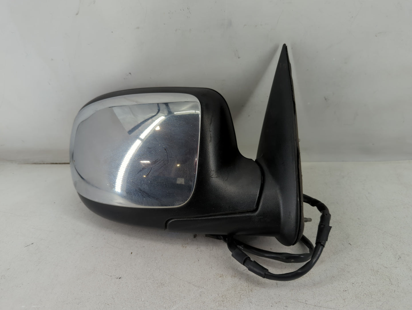 2003 Chevrolet Avalanche Driver Side View Mirror - Left Door Mirror OEM Used - Oemusedautoparts1.com