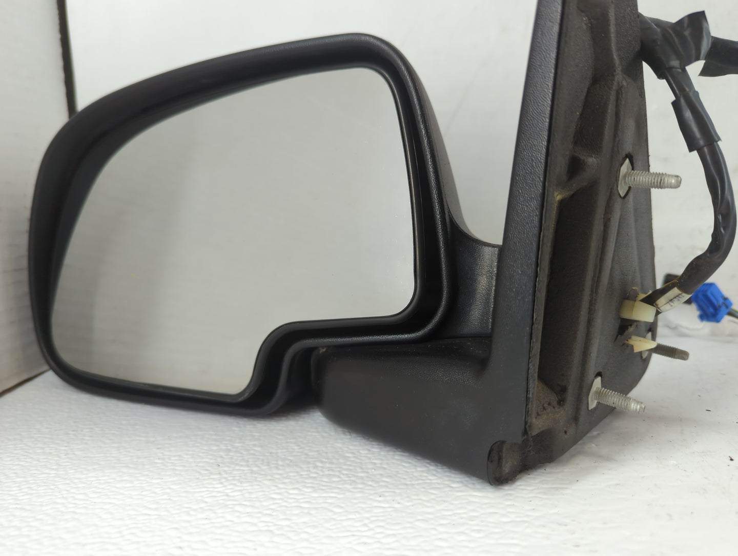 2003-2006 Chevrolet Avalanche 1500 Driver Side View Mirror - Left Door Mirror OEM Used - Oemusedautoparts1.com