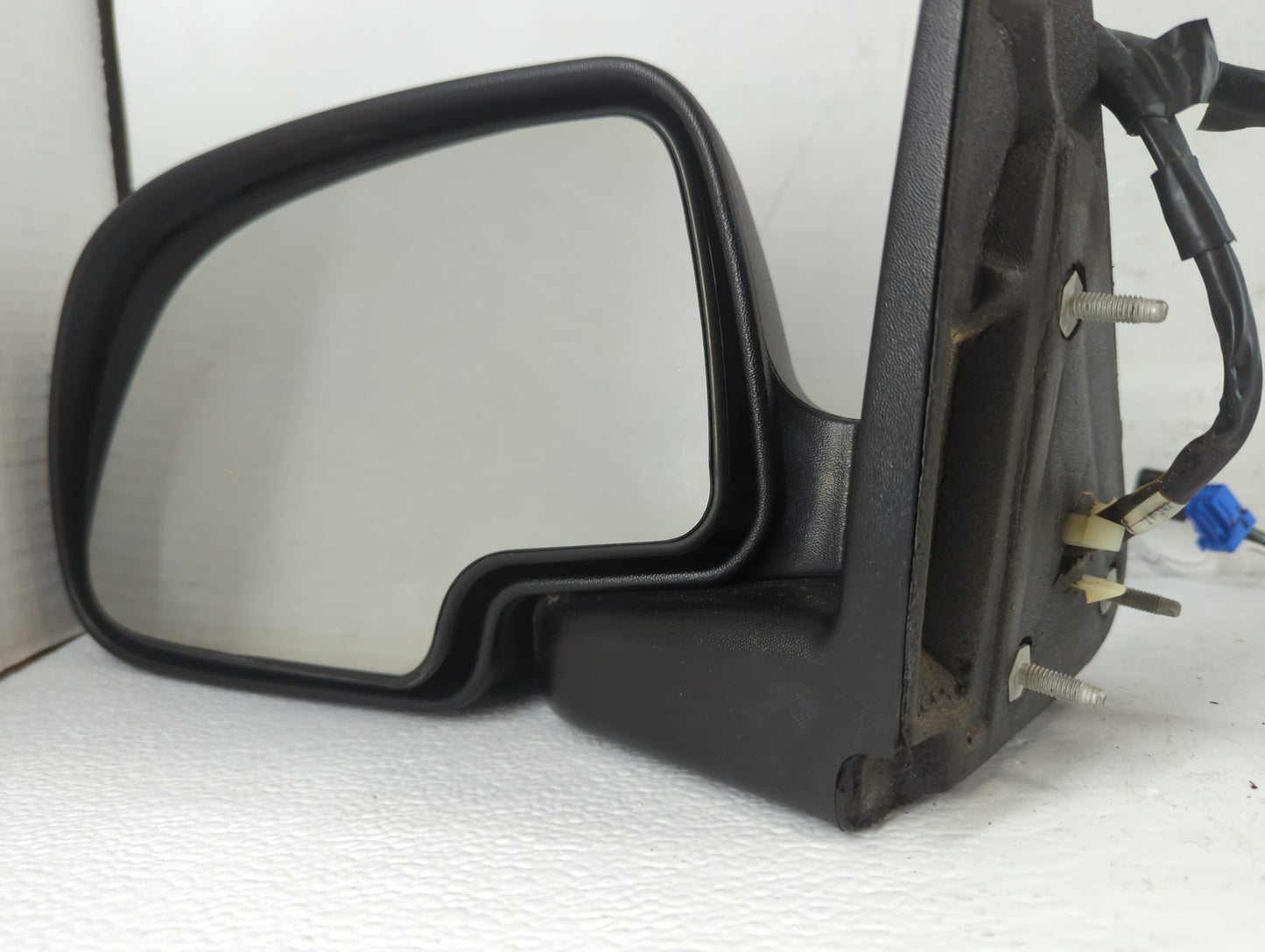 2003-2006 Chevrolet Avalanche 1500 Driver Side View Mirror - Left Door Mirror OEM Used - Oemusedautoparts1.com