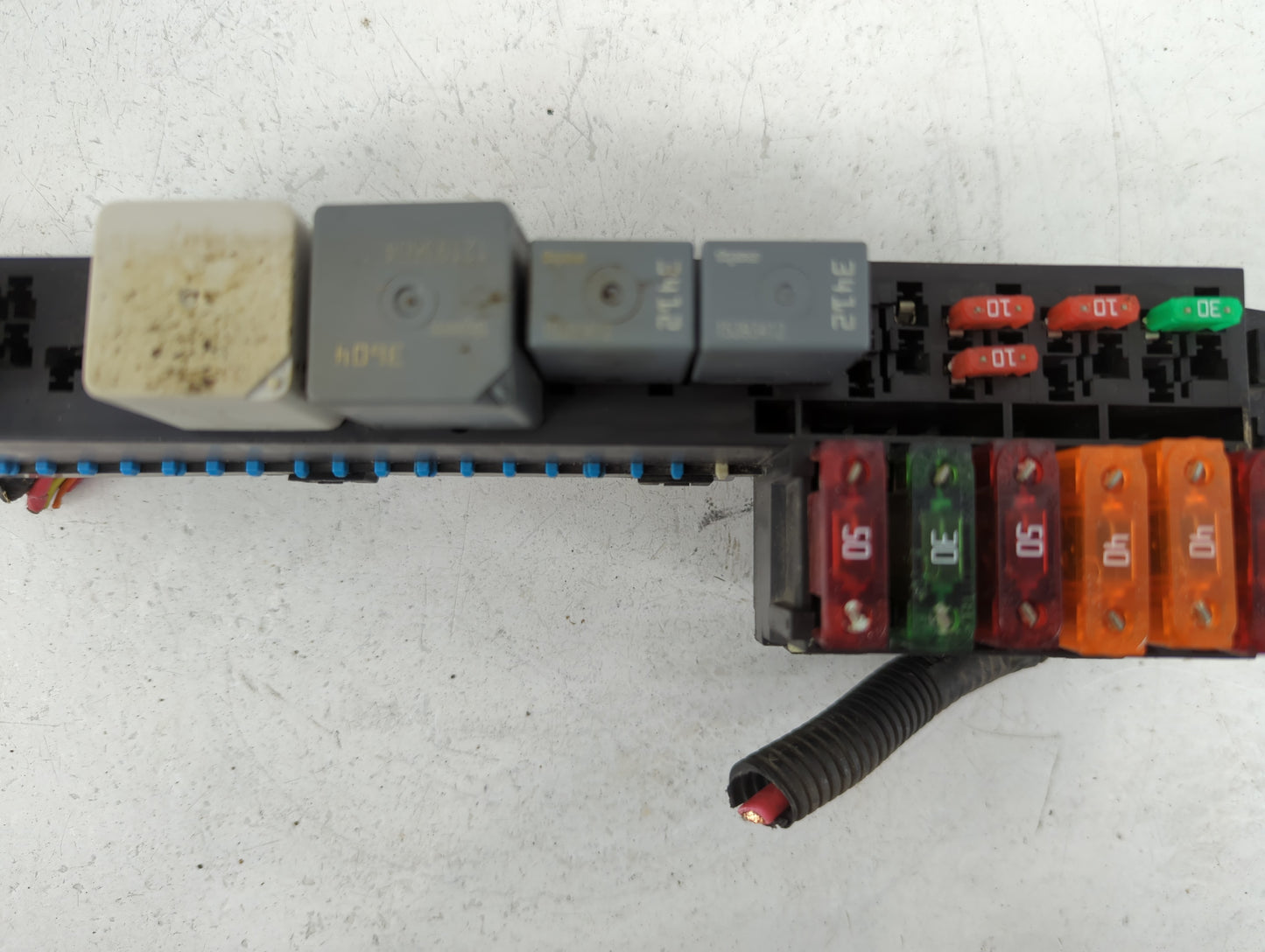 2000-2005 Chevrolet Cavalier Fusebox Fuse Box Panel Relay Module Fits Fits 2000 2001 2002 2003 2004 2005 OEM Used Auto Parts