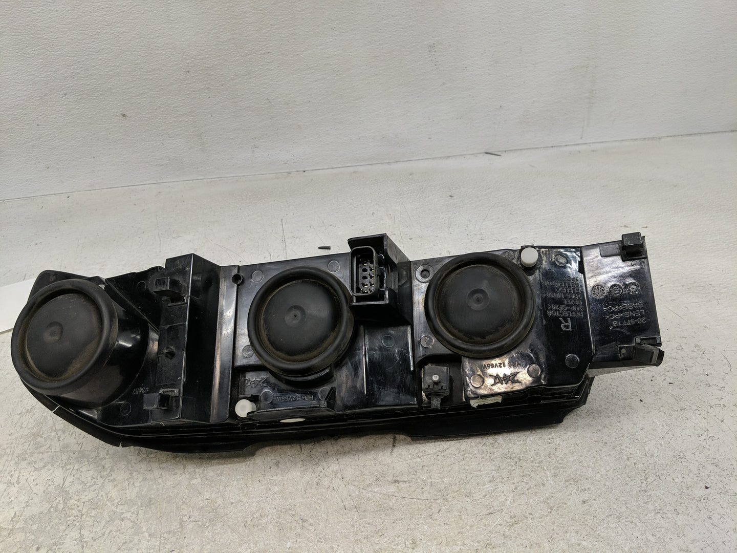 2000-2004 Chevrolet Impala Passenger Right Oem Head Light Headlight Lamp - Oemusedautoparts1.com