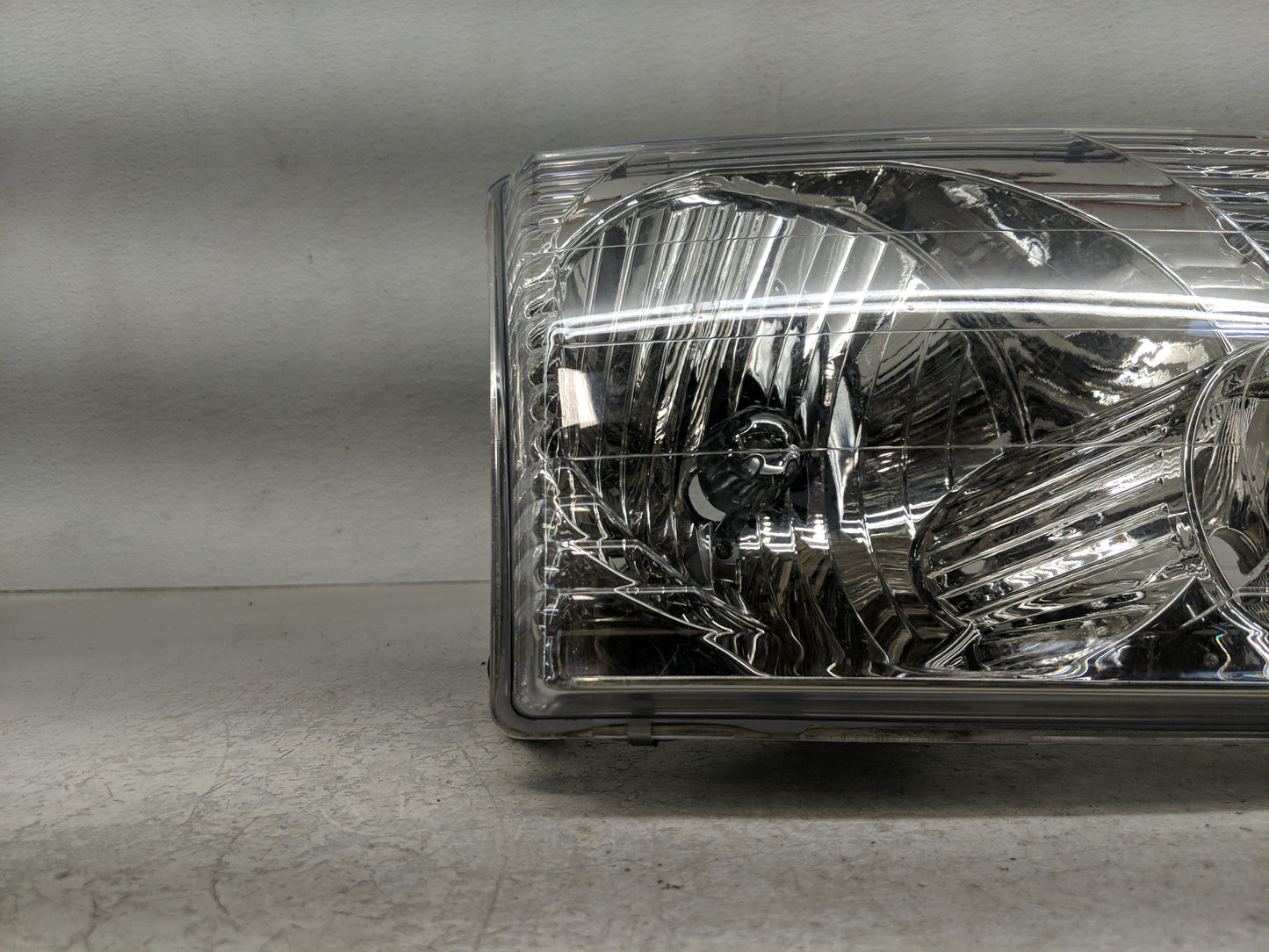 2000-2004 Chevrolet Impala Passenger Right Oem Head Light Headlight Lamp - Oemusedautoparts1.com