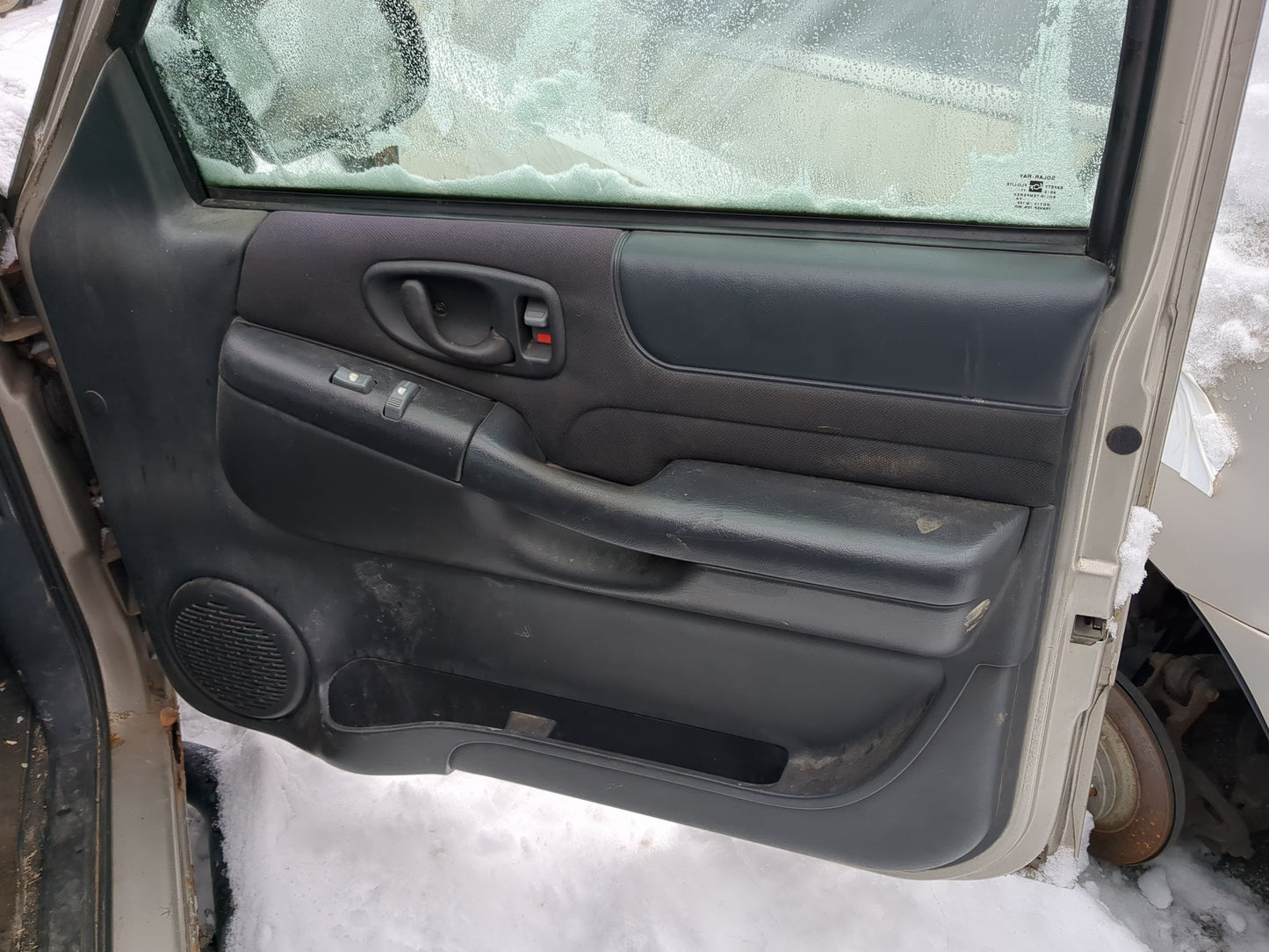 2003 Chevrolet S10 Front Right Passenger Interior Door Panel Trim - Oemusedautoparts1.com