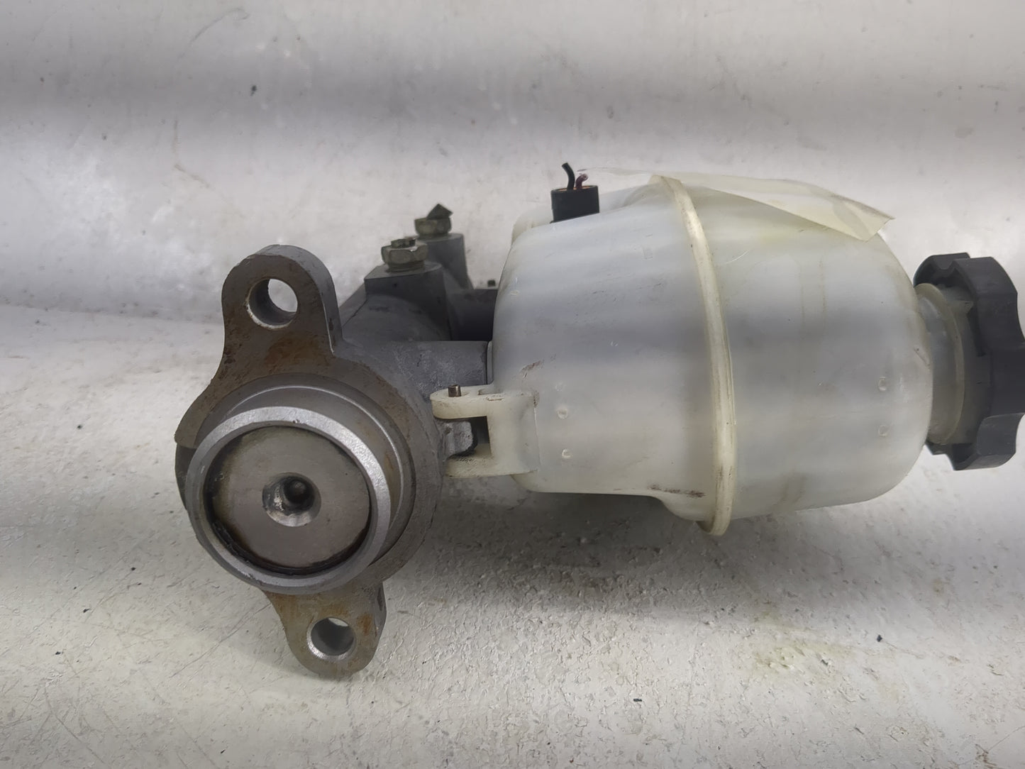2003-2007 Chevrolet Silverado 1500 Brake Master Cylinder 1497526 - Oemusedautoparts1.com