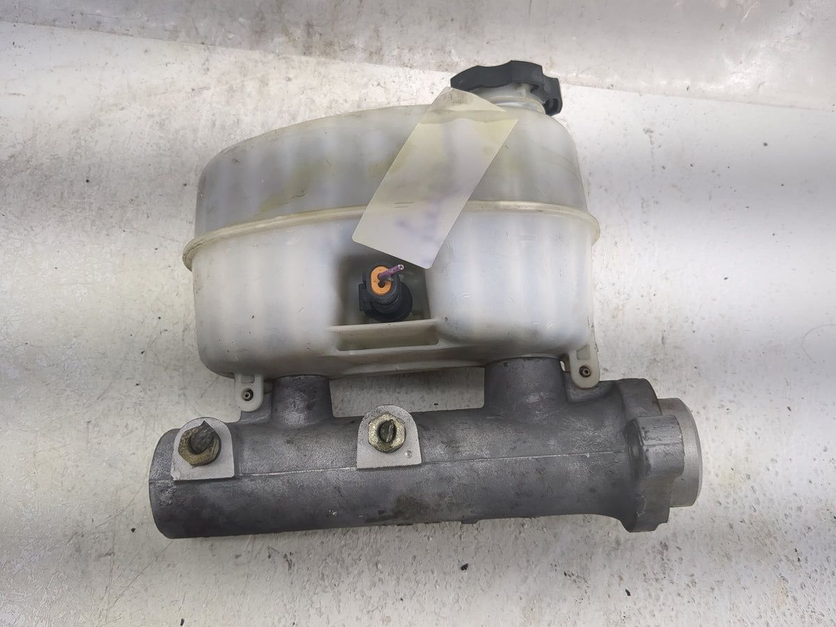 2003-2007 Chevrolet Silverado 1500 Brake Master Cylinder 1497526 - Oemusedautoparts1.com