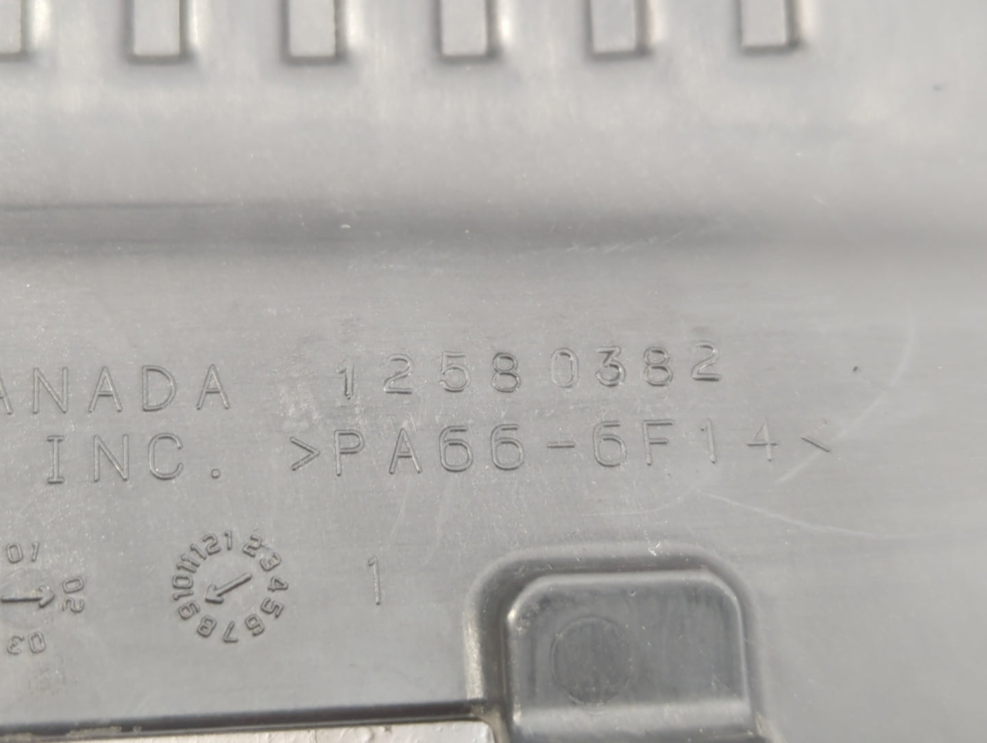 2003 Chevrolet Silverado 1500 Engine Cover - Oemusedautoparts1.com