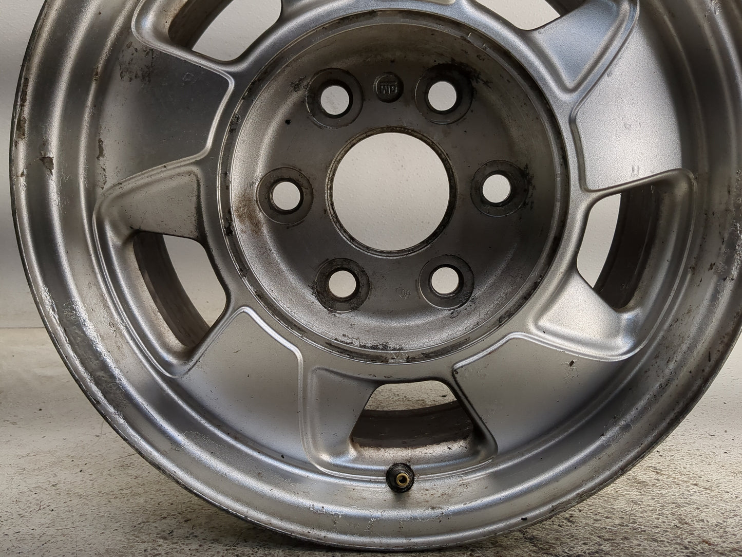 2000-2003 Chevrolet Suburban 1500 Oem Wheel Rim 1276055 - Oemusedautoparts1.com
