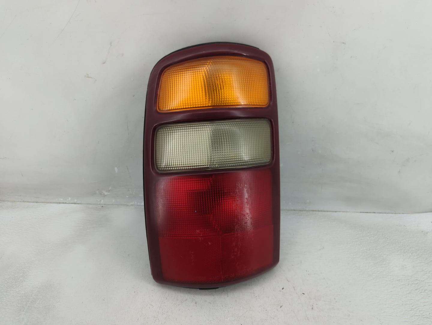 2000-2003 Chevrolet Suburban 1500 Tail Light Assembly Driver Left OEM P/N:16525375 Fits Fits 2000 2001 2002 2003 OEM Used Au
