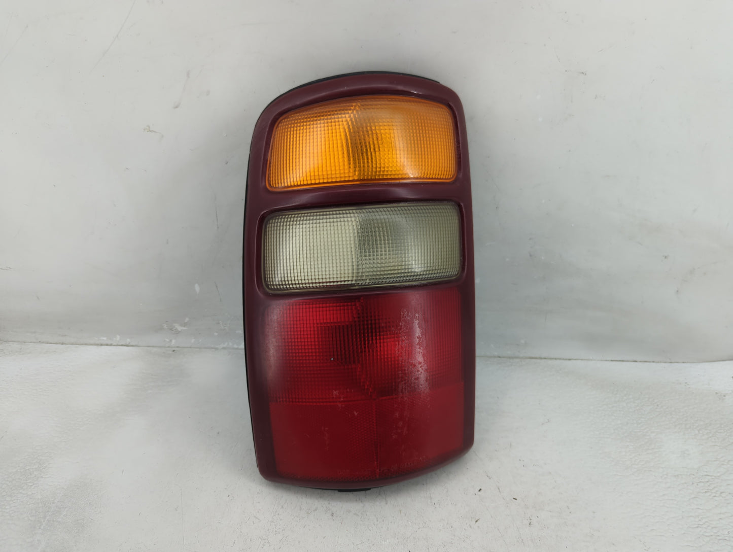 2000-2003 Chevrolet Suburban 1500 Tail Light Assembly Driver Left OEM P/N:16525375 Fits Fits 2000 2001 2002 2003 OEM Used Au