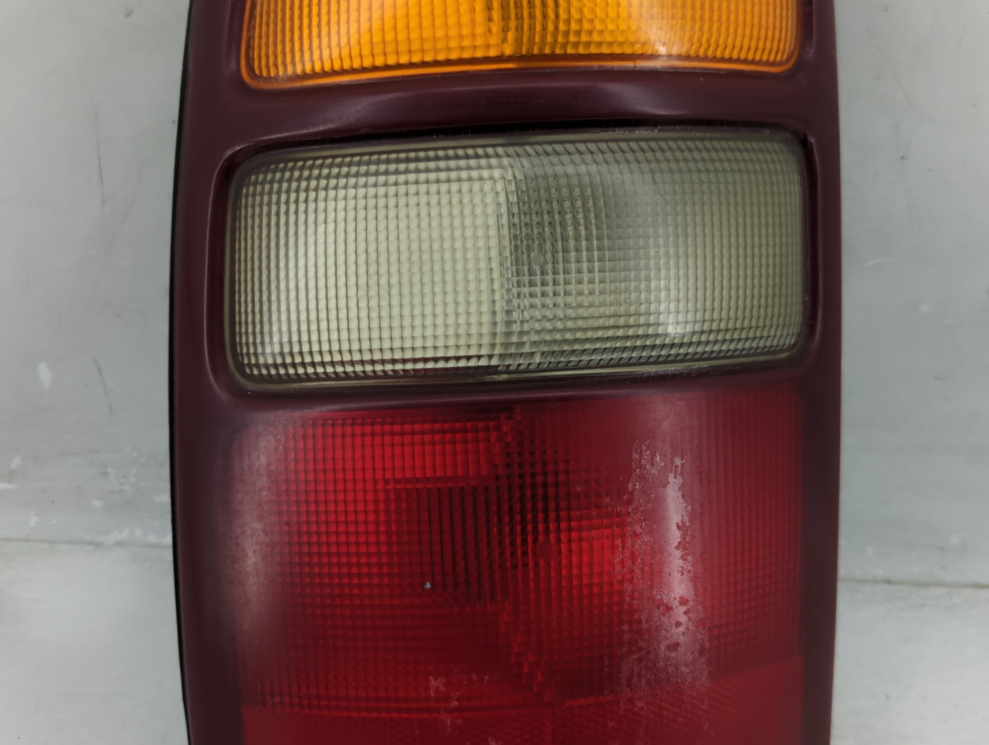 2000-2003 Chevrolet Suburban 1500 Tail Light Assembly Driver Left OEM P/N:16525375 Fits Fits 2000 2001 2002 2003 OEM Used Au