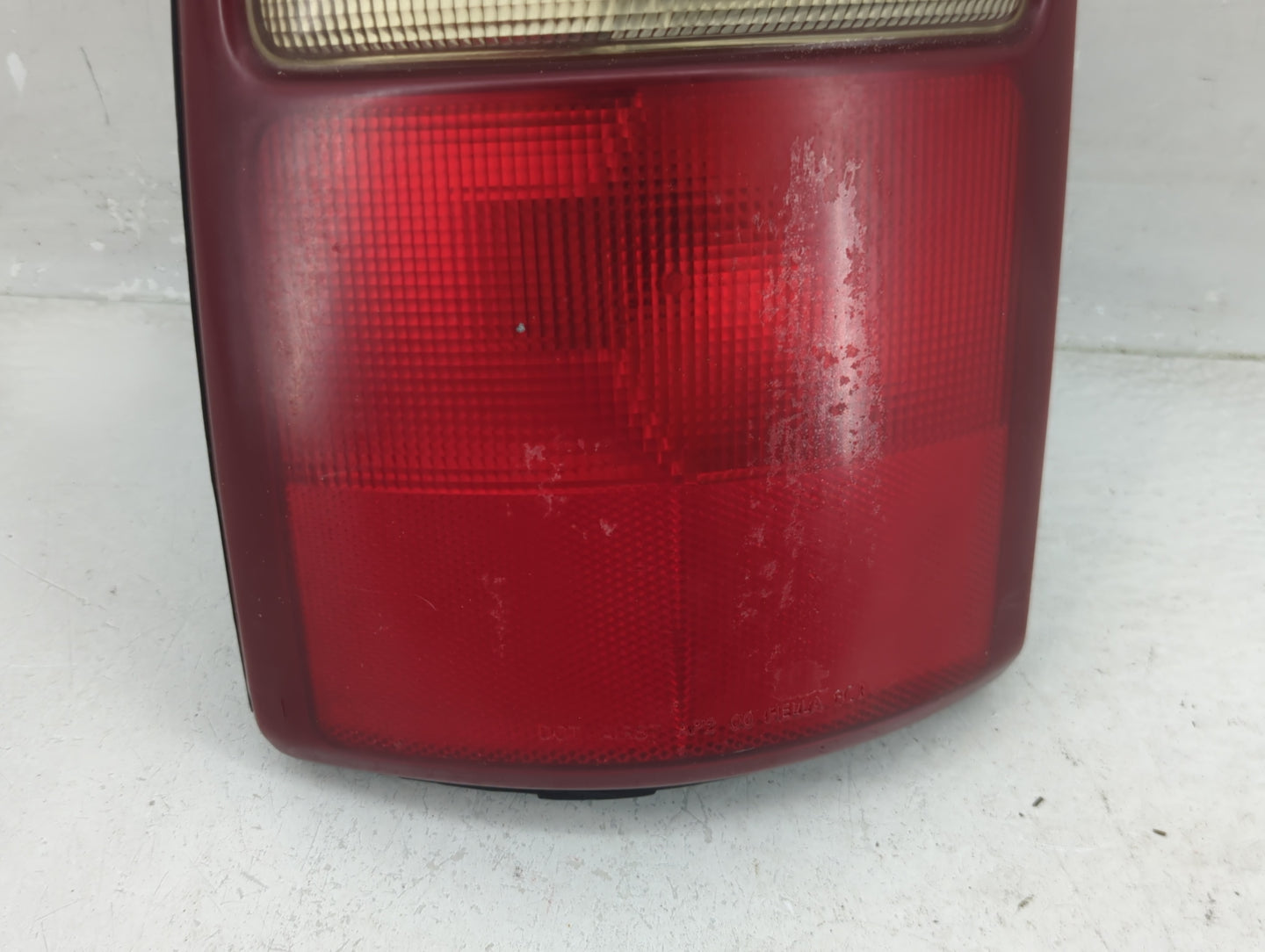 2000-2003 Chevrolet Suburban 1500 Tail Light Assembly Driver Left OEM P/N:16525375 Fits Fits 2000 2001 2002 2003 OEM Used Au