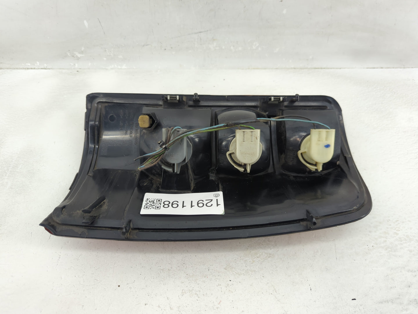 2000-2003 Chevrolet Suburban 1500 Tail Light Assembly Driver Left OEM P/N:16525375 Fits Fits 2000 2001 2002 2003 OEM Used Au