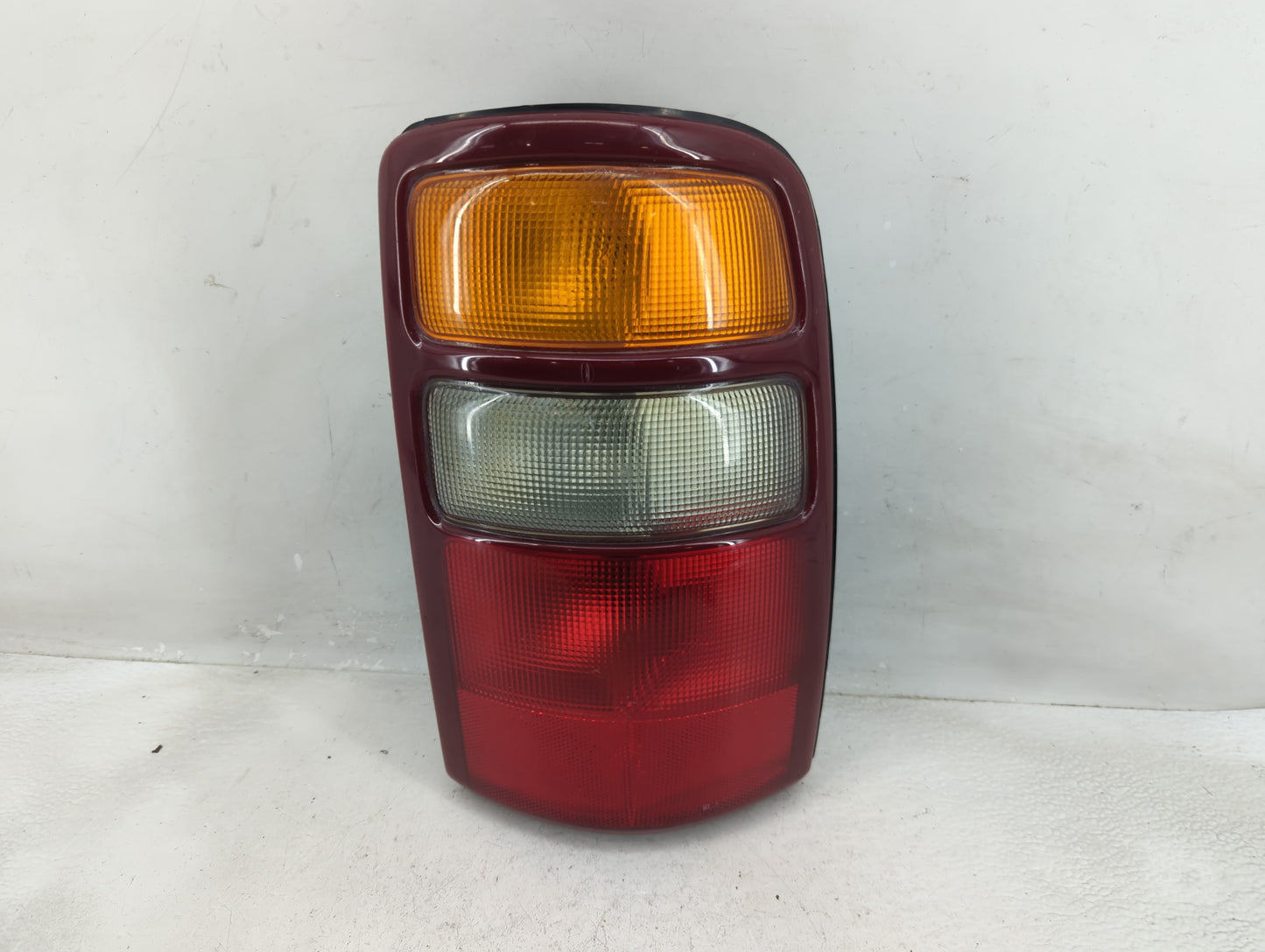 2000-2003 Chevrolet Suburban 1500 Tail Light Assembly Passenger Right OEM P/N:16525376 Fits Fits 2000 2001 2002 2003 OEM Use