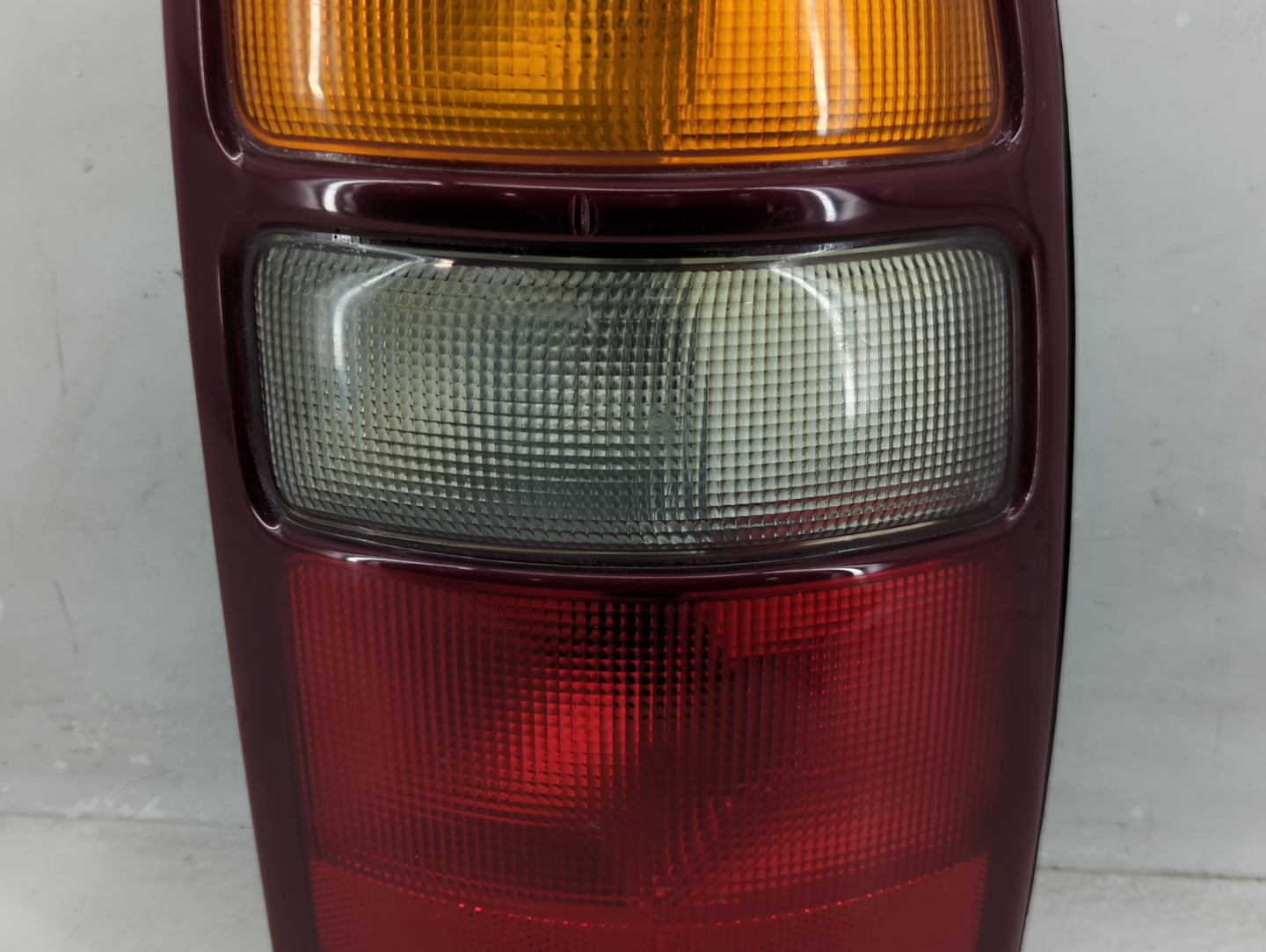 2000-2003 Chevrolet Suburban 1500 Tail Light Assembly Passenger Right OEM P/N:16525376 Fits Fits 2000 2001 2002 2003 OEM Use