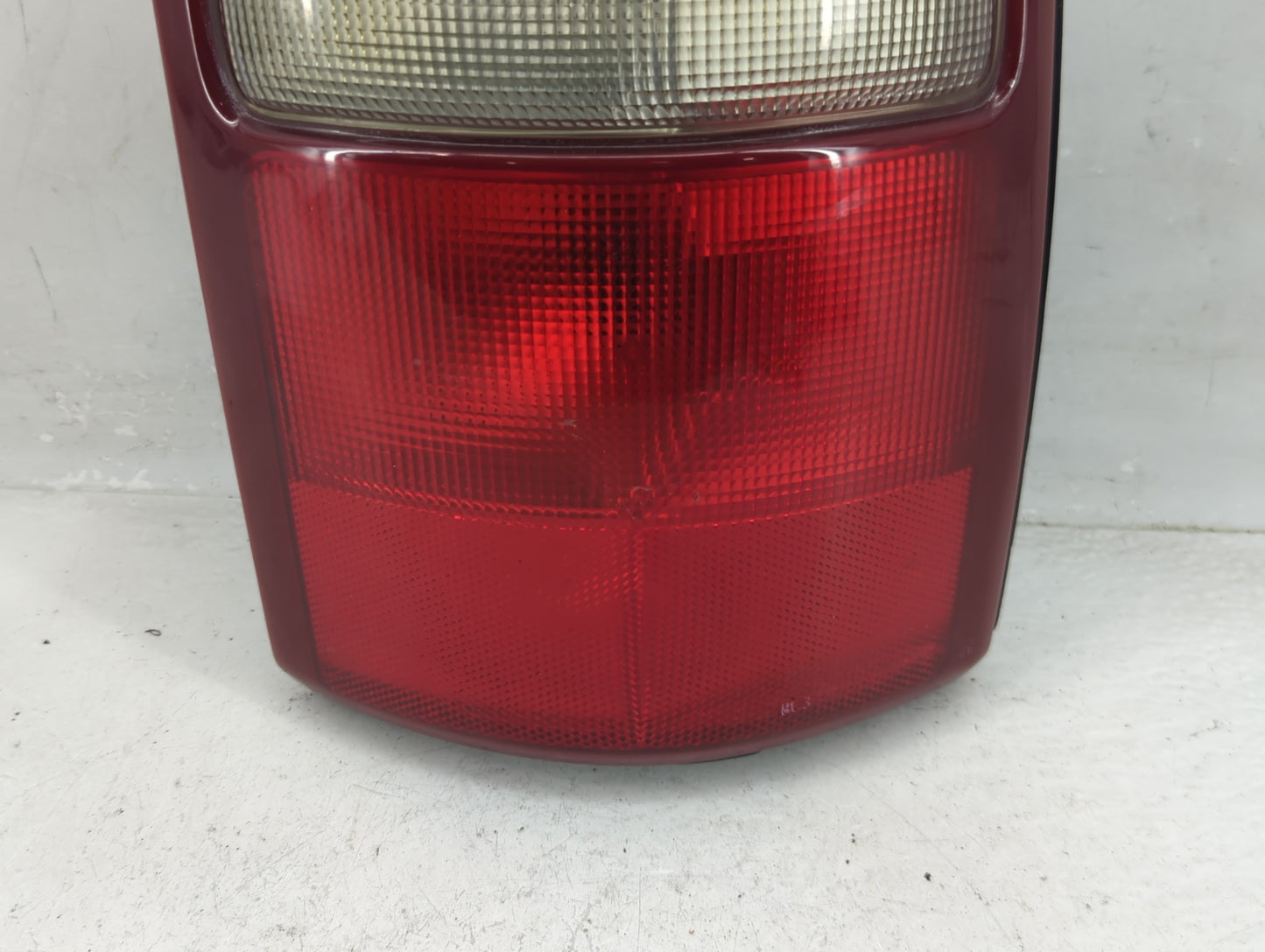 2000-2003 Chevrolet Suburban 1500 Tail Light Assembly Passenger Right OEM P/N:16525376 Fits Fits 2000 2001 2002 2003 OEM Use