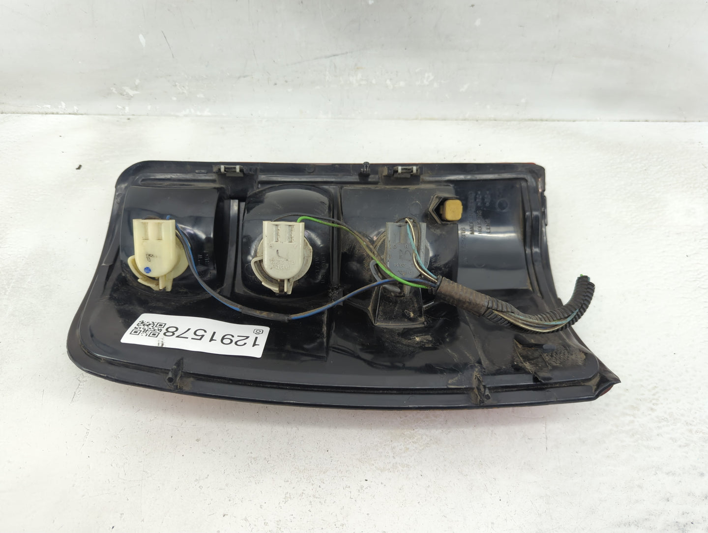 2000-2003 Chevrolet Suburban 1500 Tail Light Assembly Passenger Right OEM P/N:16525376 Fits Fits 2000 2001 2002 2003 OEM Use