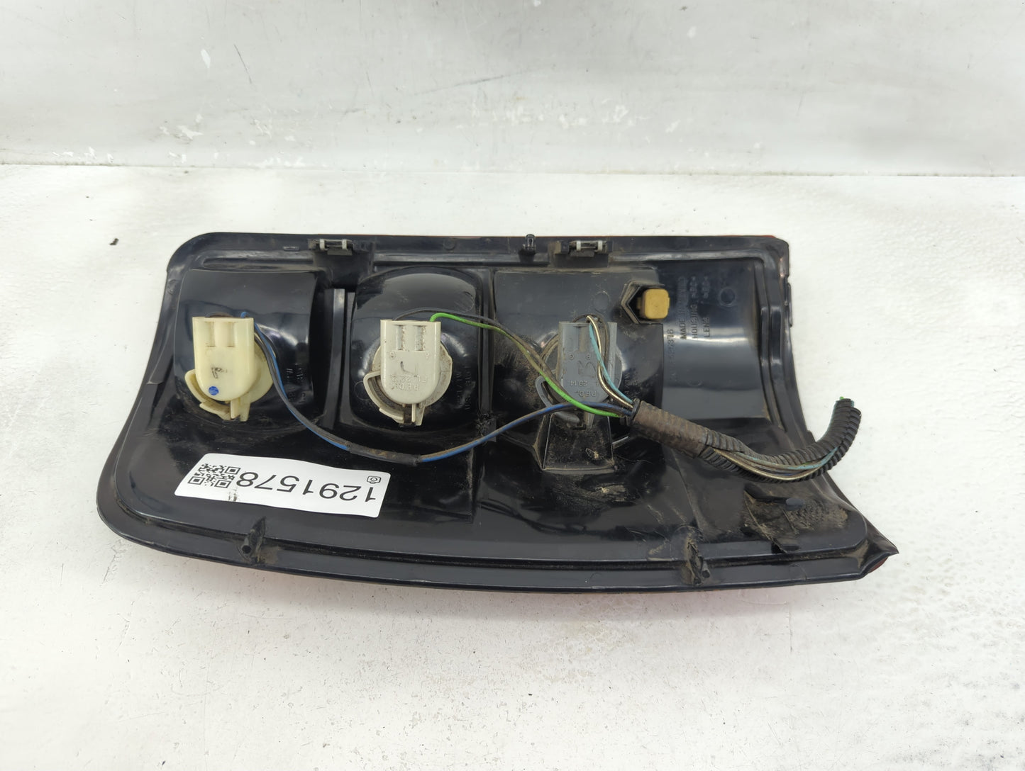 2000-2003 Chevrolet Suburban 1500 Tail Light Assembly Passenger Right OEM P/N:16525376 Fits Fits 2000 2001 2002 2003 OEM Use