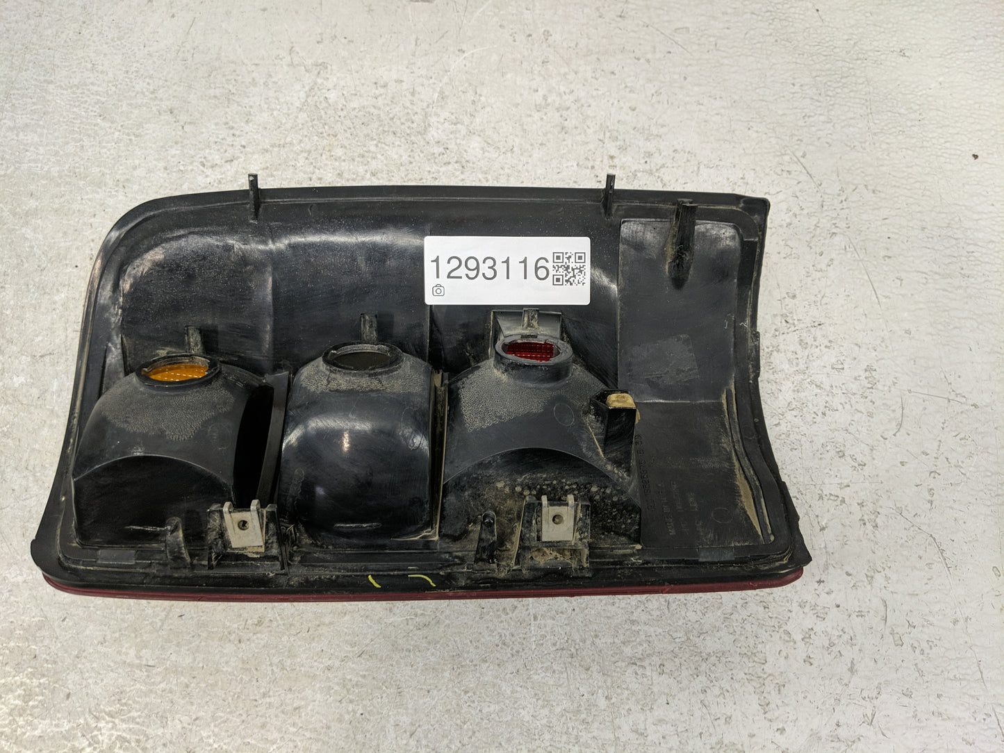 2000-2003 Chevrolet Suburban 1500 Tail Light Assembly Driver Left OEM P/N:16525375 Fits Fits 2000 2001 2002 2003 OEM Used Au