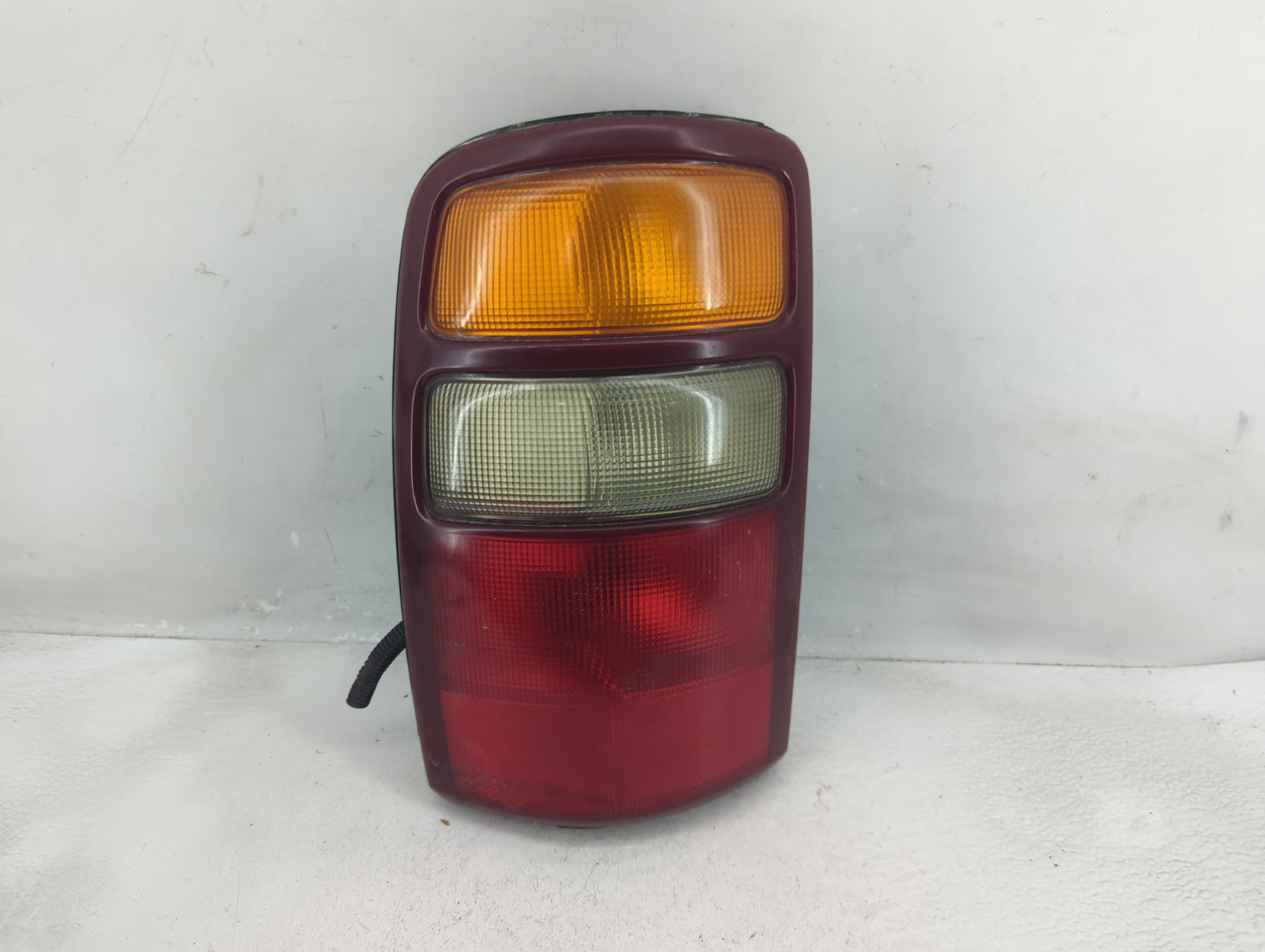 2000-2003 Chevrolet Suburban 1500 Tail Light Assembly Driver Left OEM P/N:16525375 Fits Fits 2000 2001 2002 2003 OEM Used Au