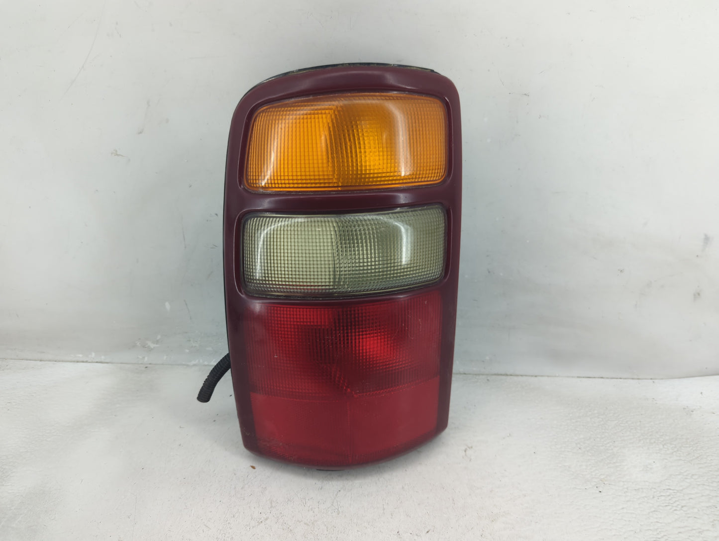 2000-2003 Chevrolet Suburban 1500 Tail Light Assembly Driver Left OEM P/N:16525375 Fits Fits 2000 2001 2002 2003 OEM Used Au