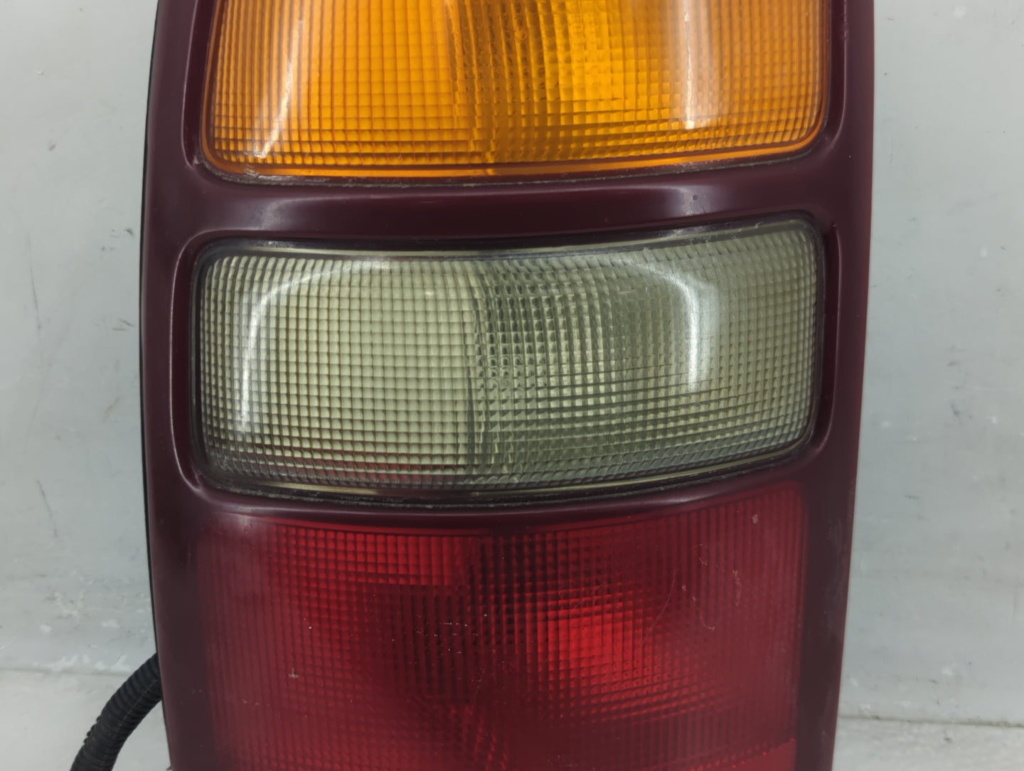 2000-2003 Chevrolet Suburban 1500 Tail Light Assembly Driver Left OEM P/N:16525375 Fits Fits 2000 2001 2002 2003 OEM Used Au