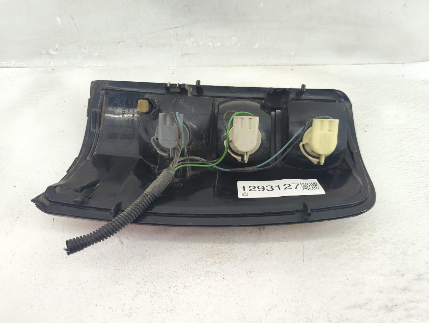 2000-2003 Chevrolet Suburban 1500 Tail Light Assembly Driver Left OEM P/N:16525375 Fits Fits 2000 2001 2002 2003 OEM Used Au