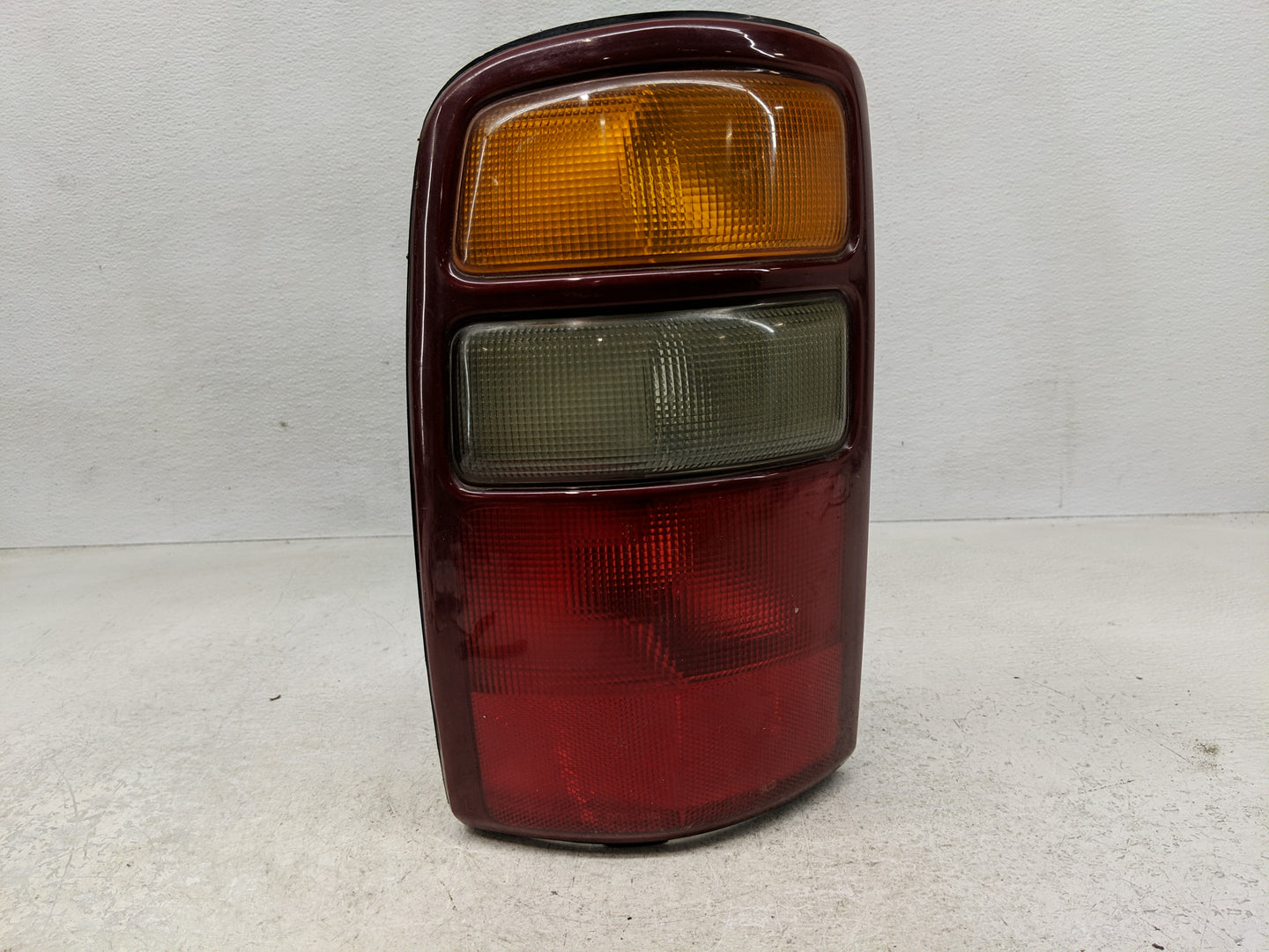 2000-2003 Chevrolet Suburban 1500 Tail Light Assembly Driver Left OEM P/N:16525375 Fits Fits 2000 2001 2002 2003 OEM Used Au