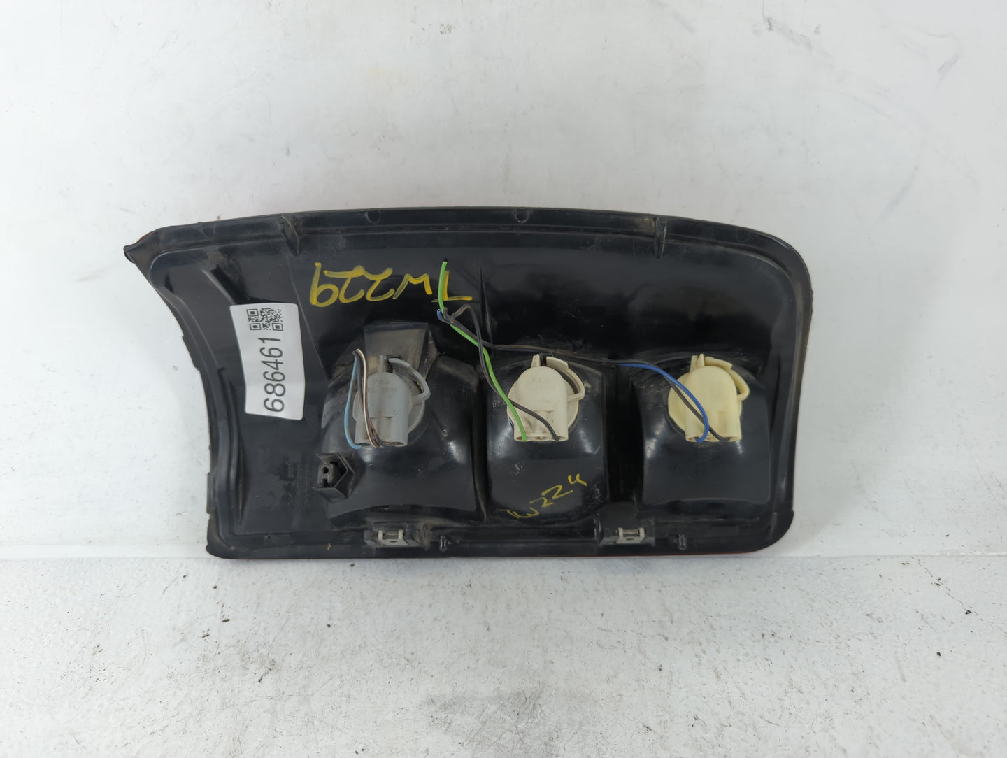 2000-2003 Chevrolet Suburban 1500 Tail Light Assembly Passenger Right OEM P/N:16525376 Fits Fits 2000 2001 2002 2003 OEM Use