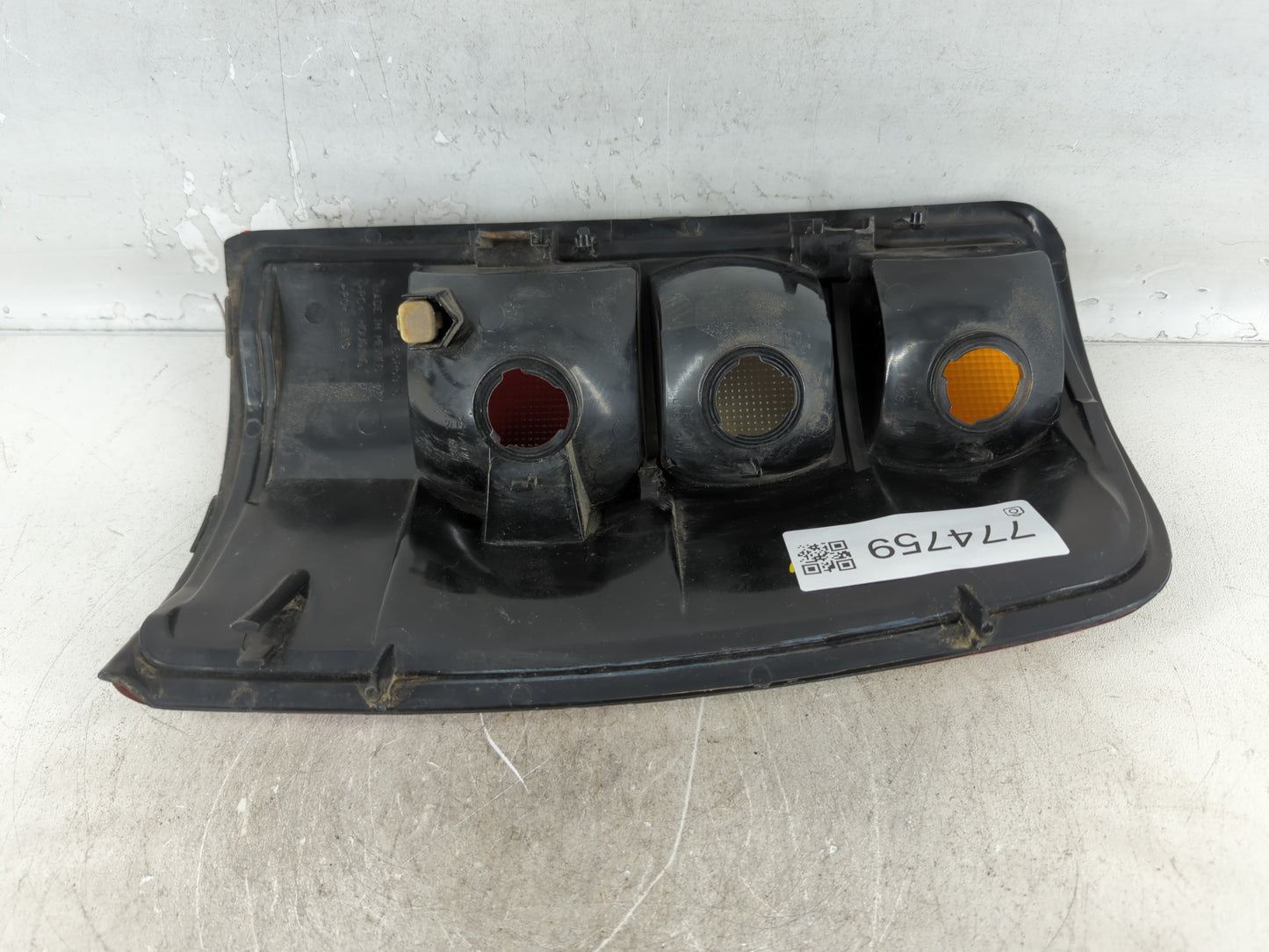 2000-2003 Chevrolet Suburban 1500 Tail Light Assembly Driver Left OEM P/N:16525375 Fits Fits 2000 2001 2002 2003 OEM Used Au