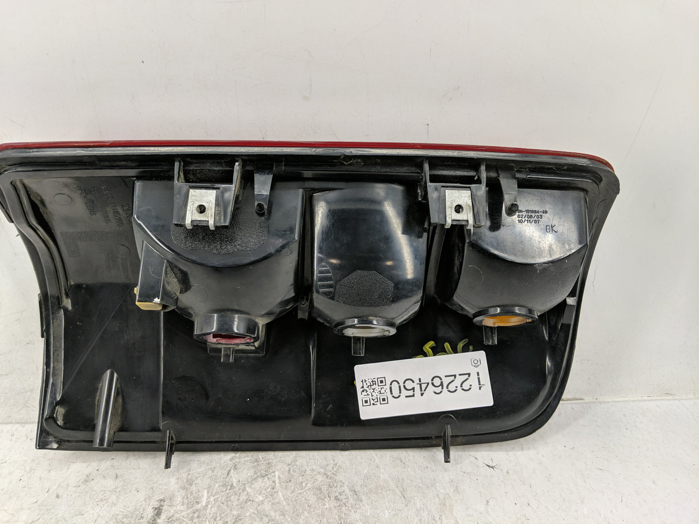 2000-2003 Chevrolet Tahoe Tail Light Assembly Driver Left OEM P/N:16525375 Fits Fits 2000 2001 2002 2003 OEM Used Auto Parts