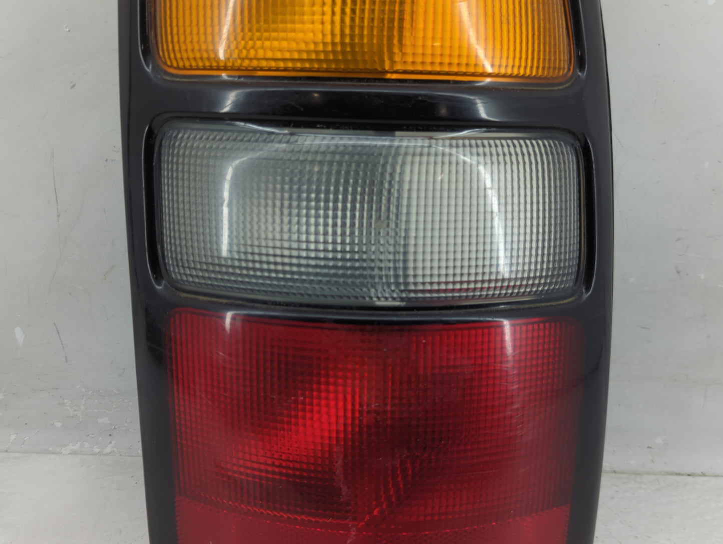 2000-2003 Chevrolet Tahoe Tail Light Assembly Passenger Right OEM P/N:16525376A39 Fits Fits 2000 2001 2002 2003 OEM Used Aut