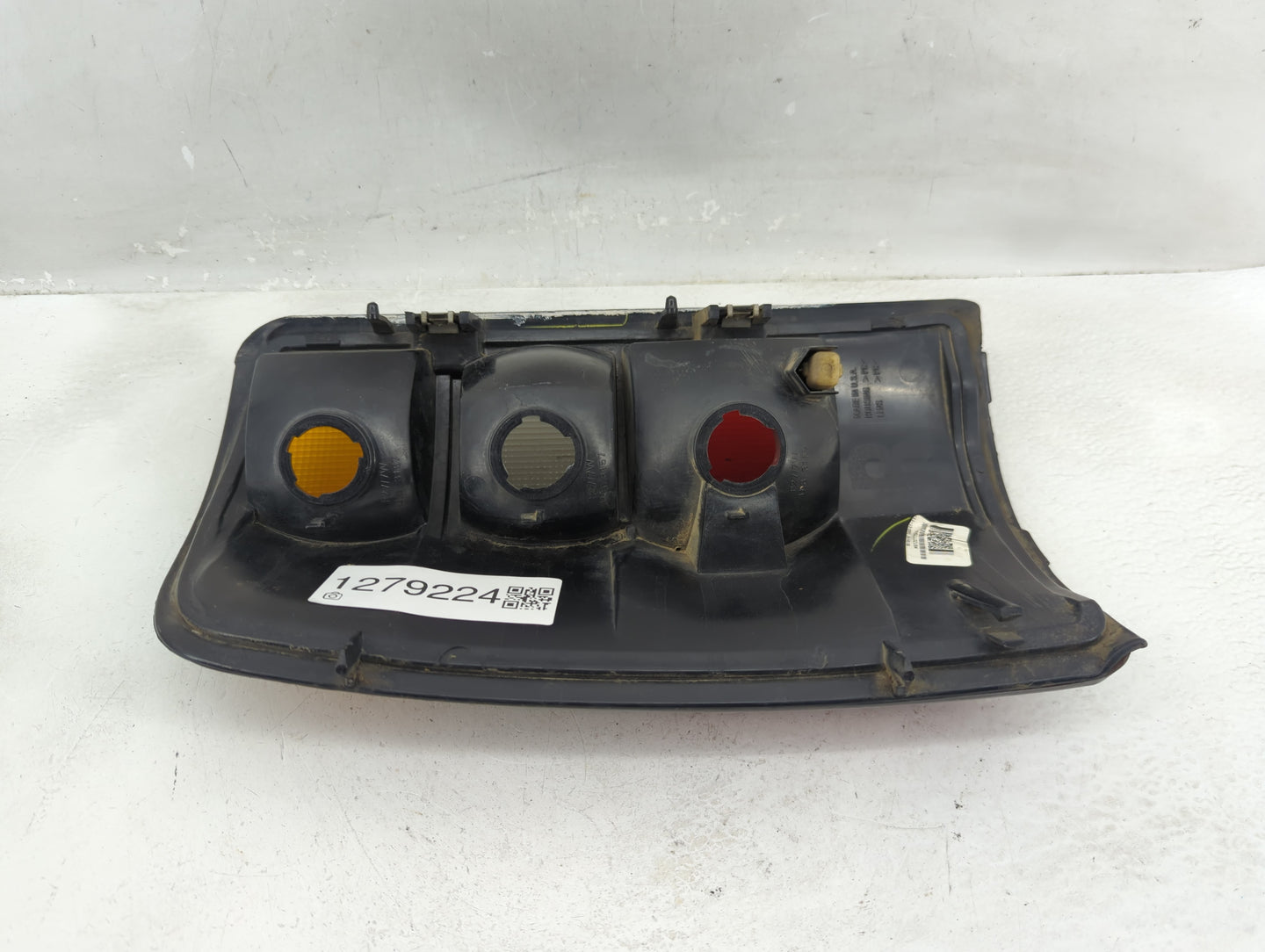 2000-2003 Chevrolet Tahoe Tail Light Assembly Passenger Right OEM P/N:16525376A39 Fits Fits 2000 2001 2002 2003 OEM Used Aut